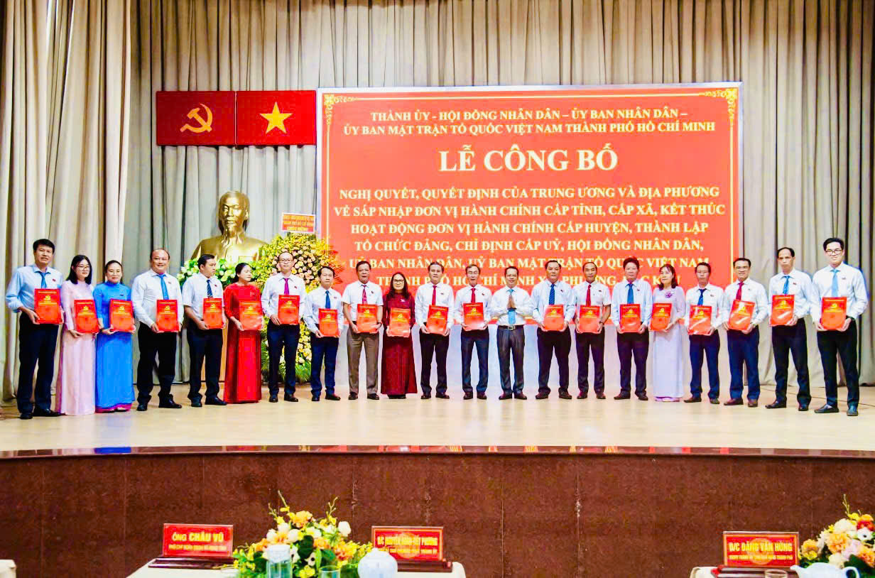 Ông Châu Vũ, Phó Chánh Văn phòng Đoàn ĐBQH và HĐND tỉnh trao Quyết định của Ban Chấp hành Đảng bộ tỉnh về chỉ định nhân sự Ban Chấp hành, Ban Thường vụ Đảng ủy  Phường Phú Mỹ.
