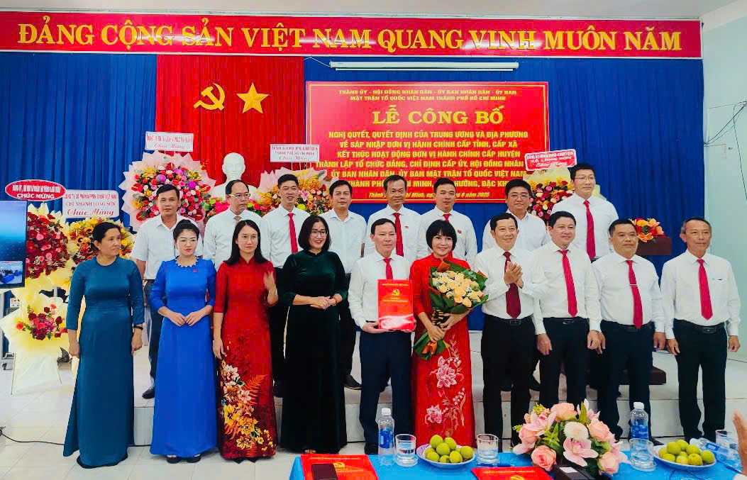 Ông Trần Văn Mảng, Phó Chủ tịch Hội Nông dân tỉnh trao Quyết định của Ban Chấp hành Đảng bộ tỉnh về chỉ định nhân sự Ban Chấp hành, Ban Thường vụ Đảng ủy xã Long Sơn.