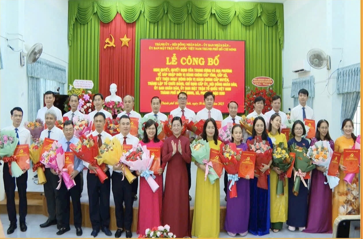 Bà Lê Thị Thuỷ, Phó Trưởng Ban Tuyên giáo và Dân vận Tỉnh uỷ trao Nghị quyết, các Quyết định, tặng hoa chúc mừng Thường trực, Ban Thường vụ, Ban Chấp hành Đảng bộ phường Tam Thắng