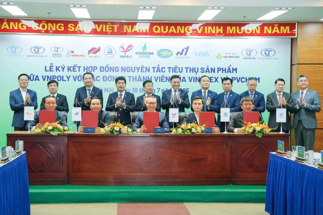 Toàn cảnh lễ ký kết giữa VNPOLY với các đơn vị VINATEX và PVCHEM.