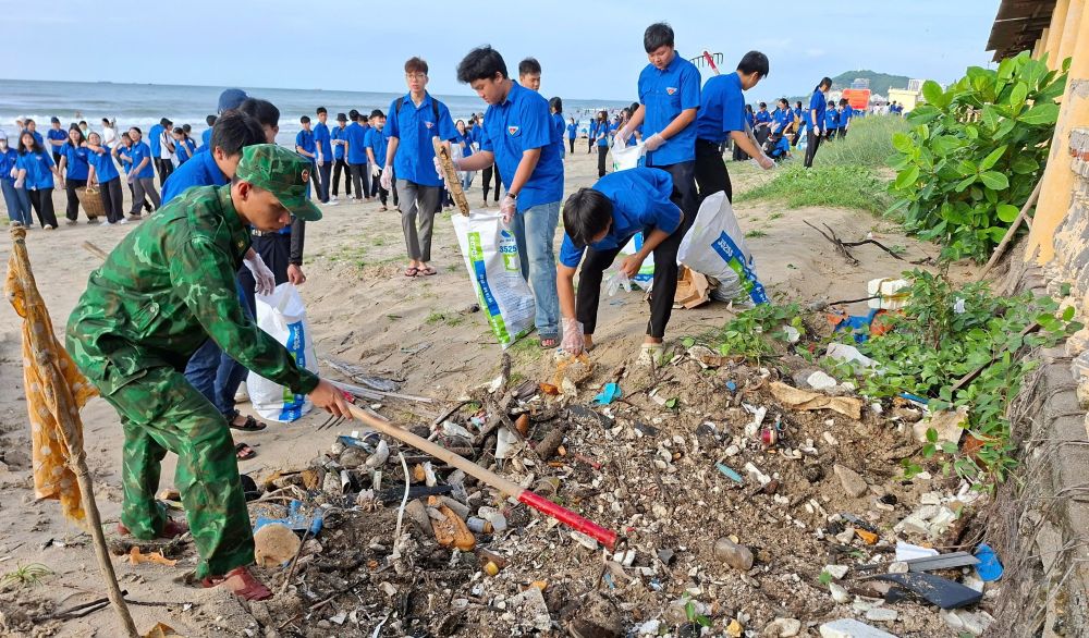 : Các ĐVTN thu gom gần 3 tấn rác dọc bãi biển.