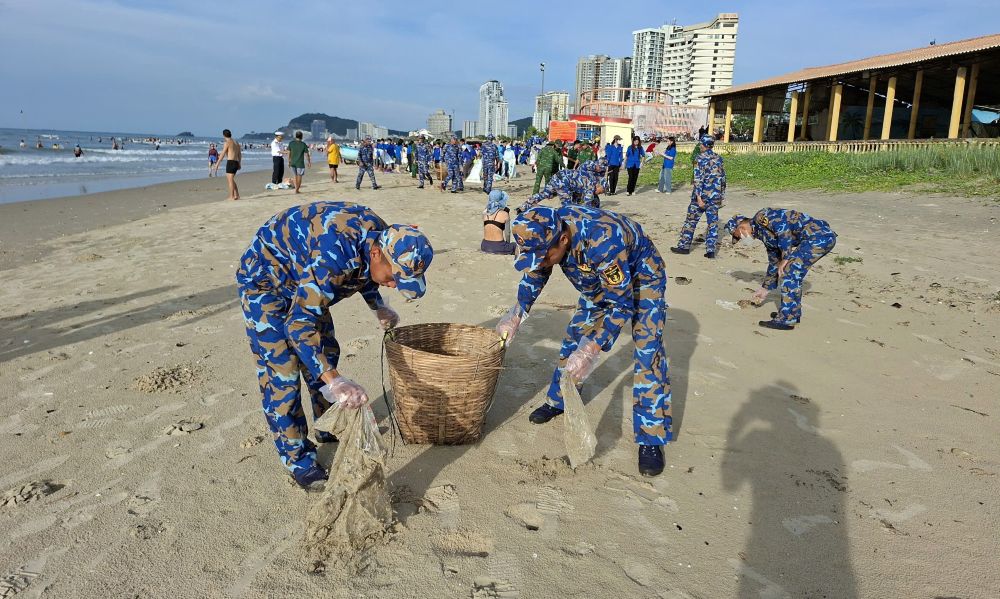 ĐVTN khối LLVT tham gia dọn vệ sinh bãi biển