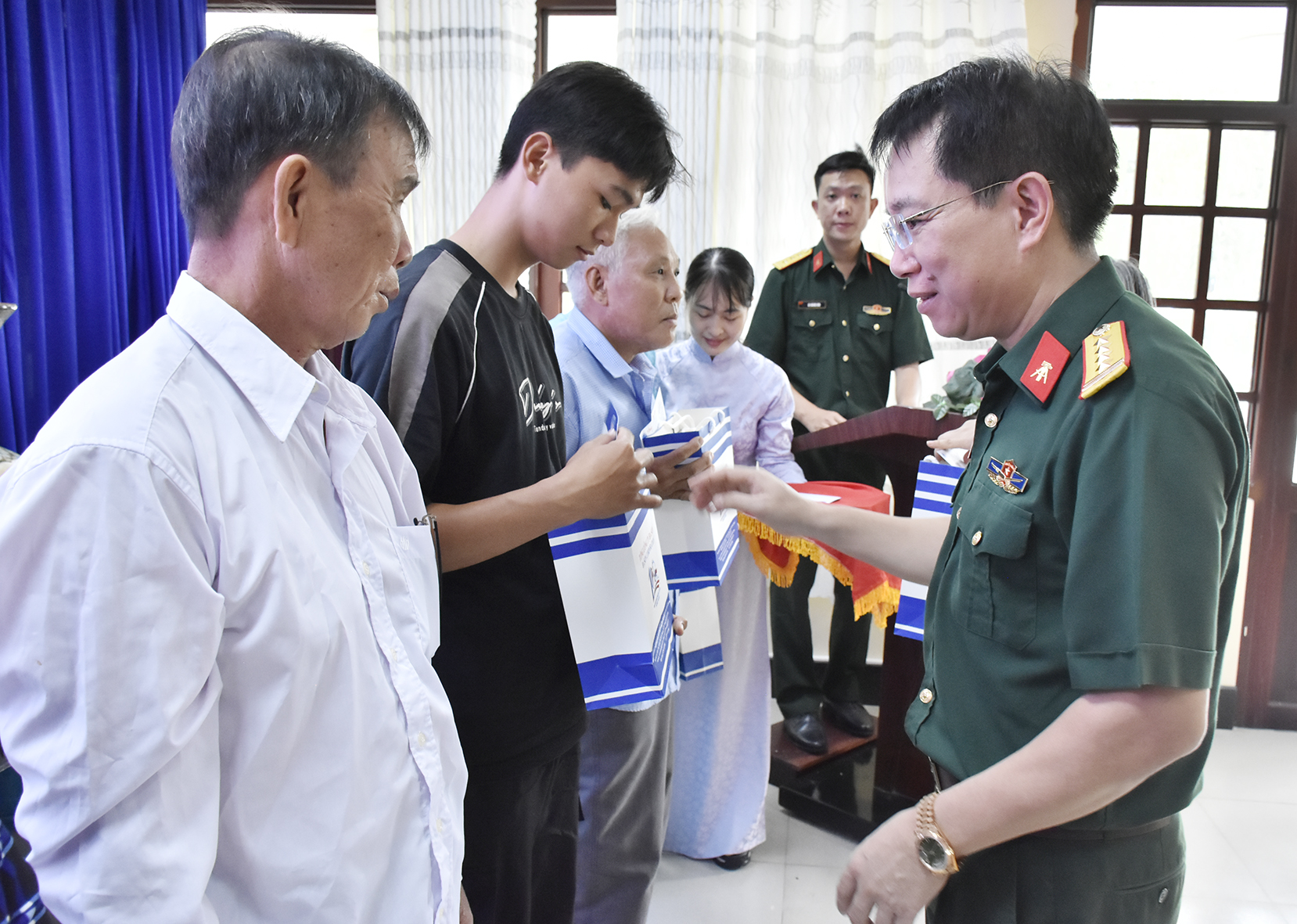 Đại tá Phan Văn Bình, Bí thư Đảng ủy, Chủ tịch Tổng Công ty Ba Son tặng quà cho các gia đình chính sách xã Mỹ Hòa Hưng, tỉnh An Giang.
