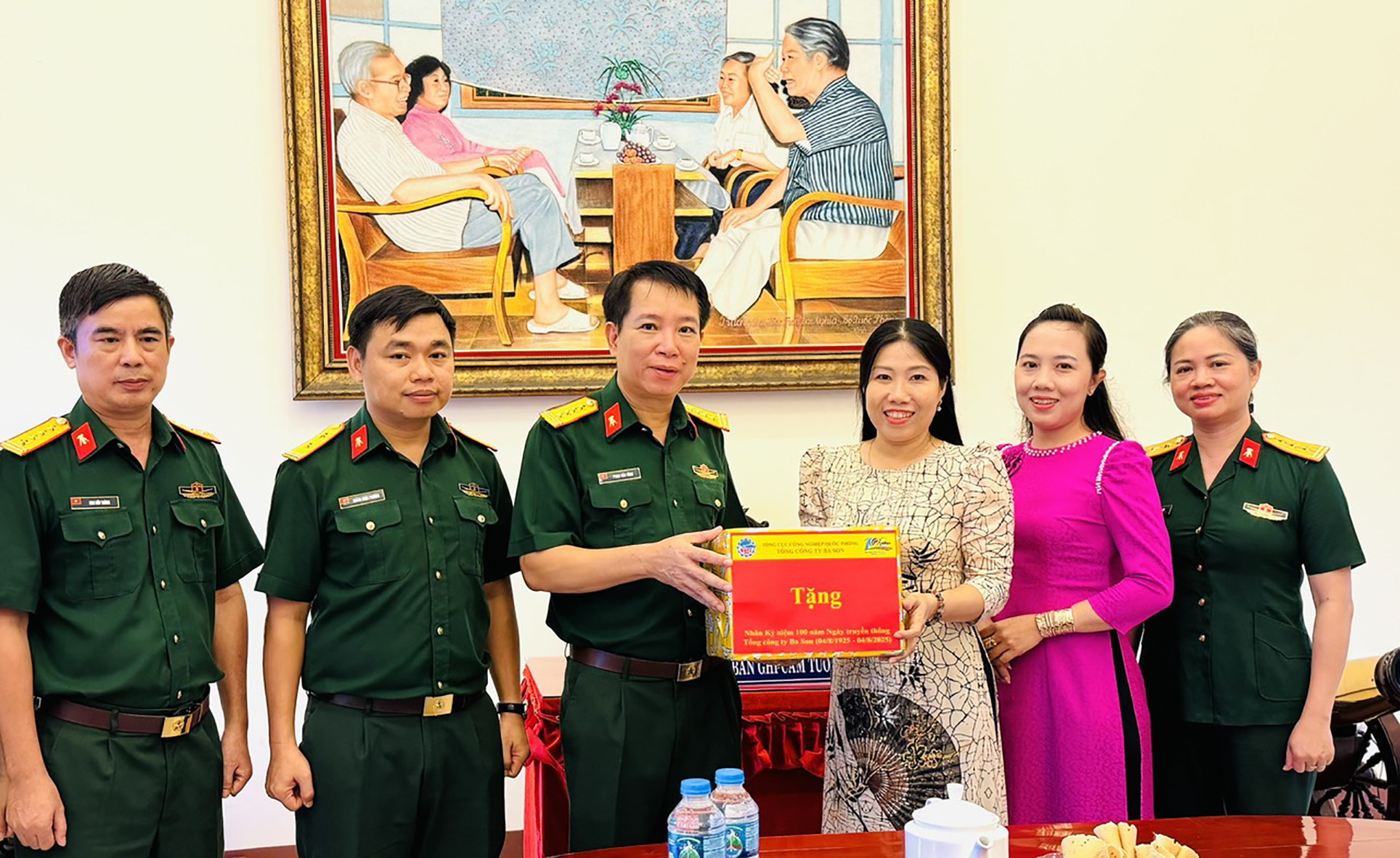 Đoàn công tác trao tặng kinh phí phục vụ duy tu hoạt động Khu tưởng niệm Giáo sư, Viện sĩ Trần Đại Nghĩa. 