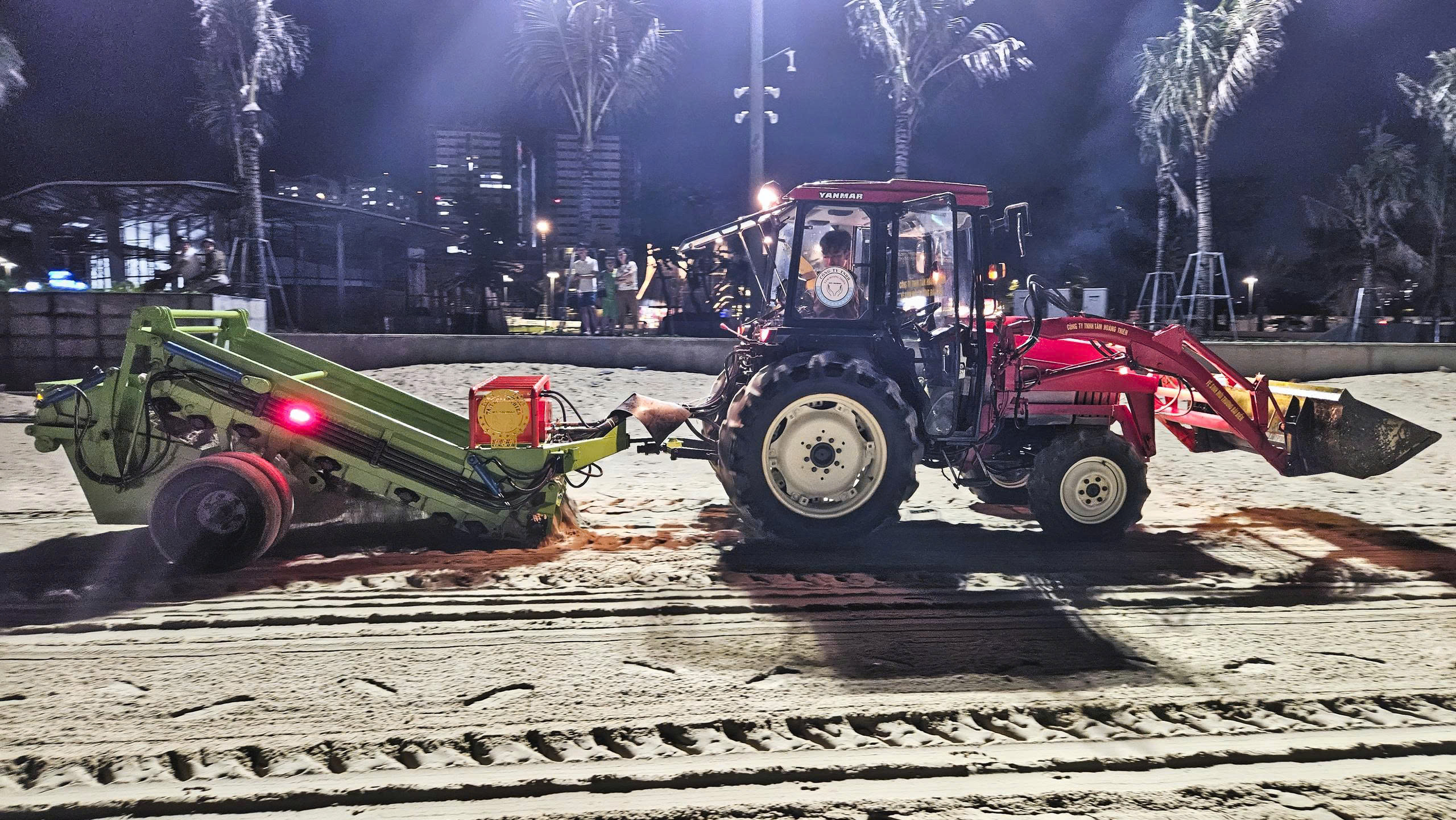 Xe vận hành vào khung giờ ít ảnh hưởng đến du khách, người dân. Ảnh: NGUYỄN NAM