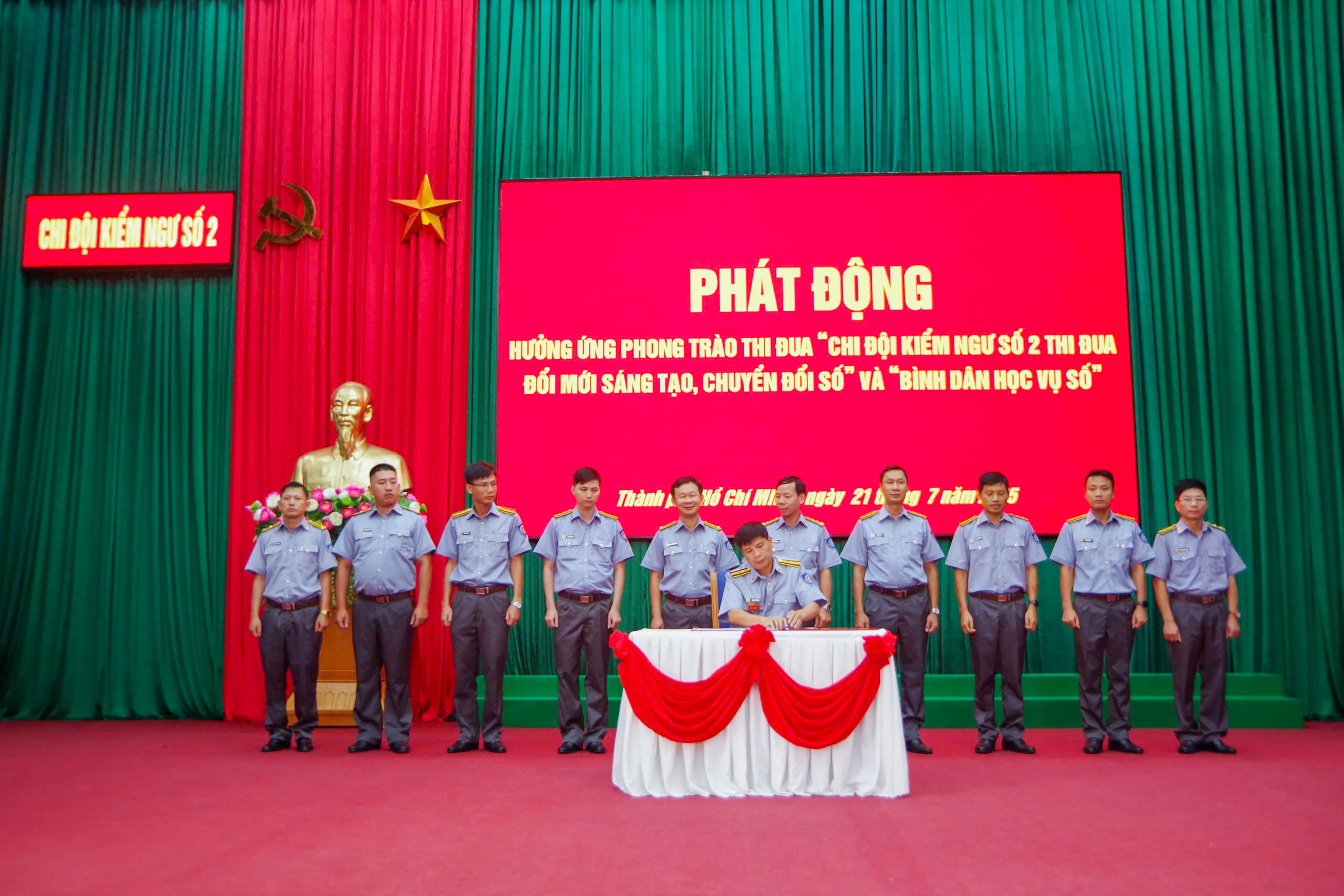 Các đơn vị của Chi đội Kiểm ngư số 2 ký kết triển khai thực hiện phong trào thi đua. Ảnh: MẠNH THẮNG