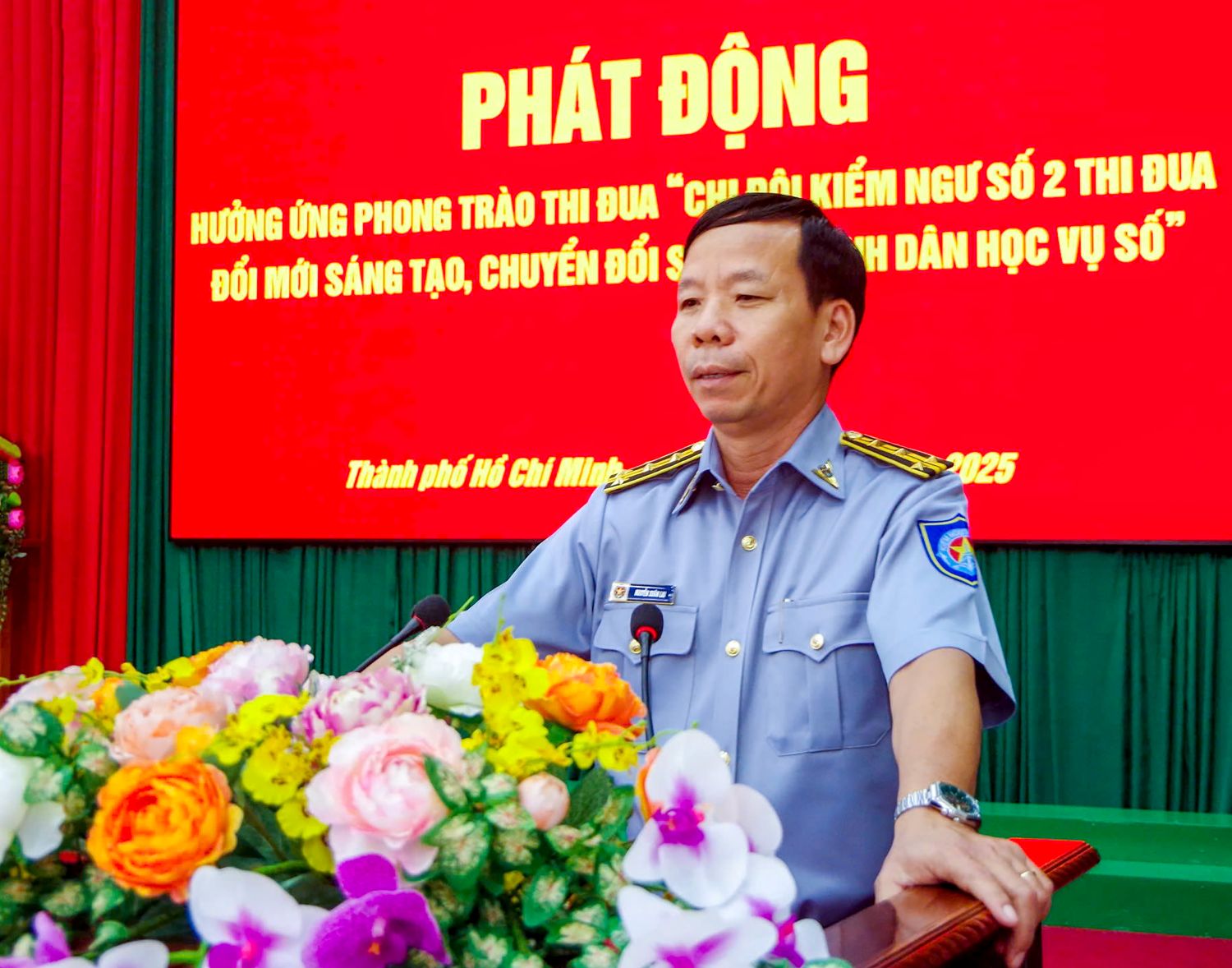 Đồng chí Nguyễn Xuân Lai, Bí thư Đảng ủy Chi đội Kiểm ngư số 2 phát động phong trào thi đua.
