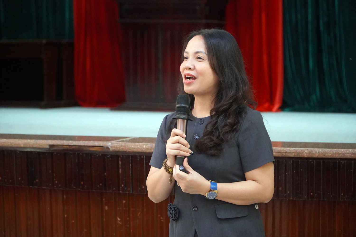 TS. Lê Thị Thu Phượng, giảng viên Học viện Chính trị Quốc gia Hồ Chí Minh truyền đạt các kiến thức ứng xử du lịch văn minh.