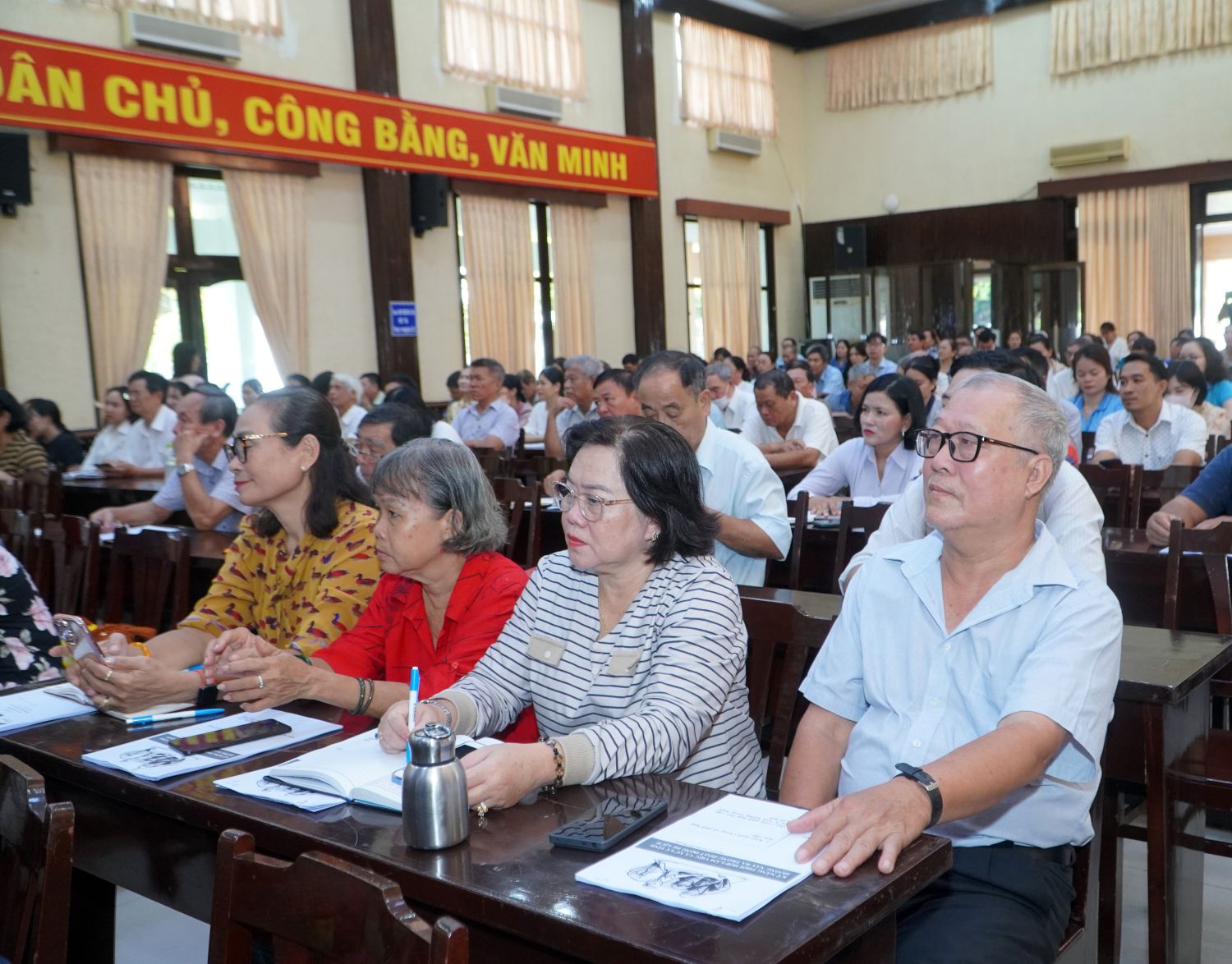 Cán bộ, người dân phường Vũng Tàu tham dự hội nghị.