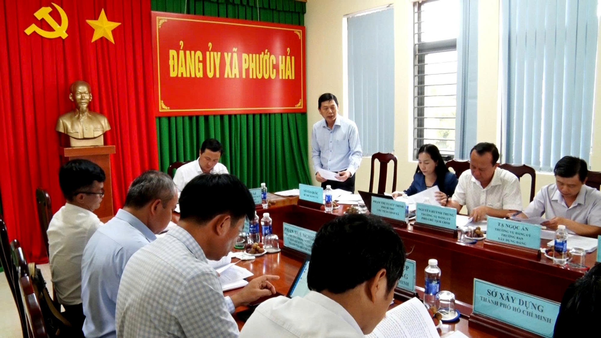 Quang cảnh buổi làm việc giữa Tổ công tác số 13 với Đảng ủy xã Phước Hải.