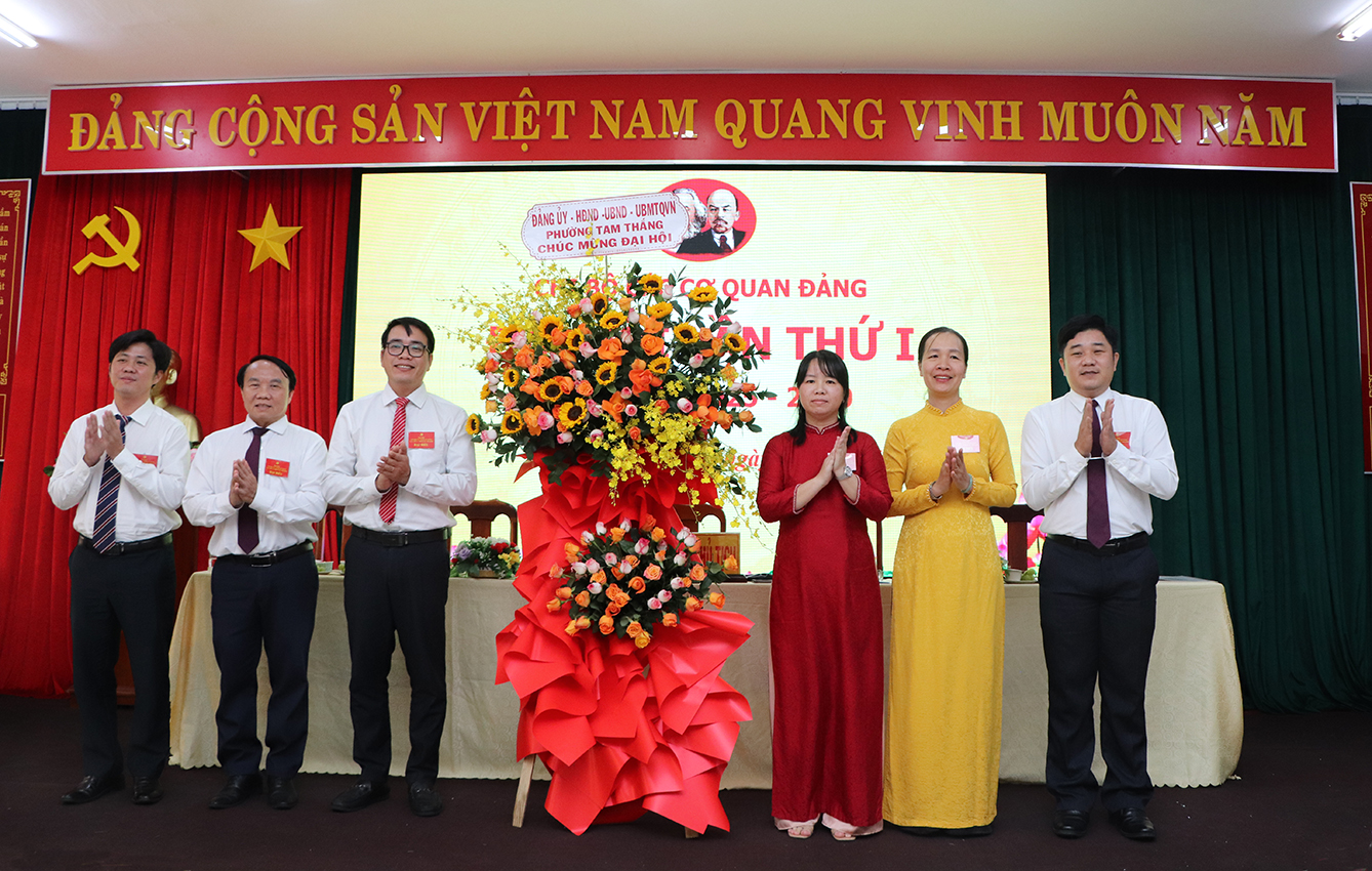 Đồng chí Trần Thụy Cẩm Lệ, Bí thư Đảng ủy, Chủ tịch HĐND phường Tam Thắng tặng hoa chúc mừng Đại hội. 