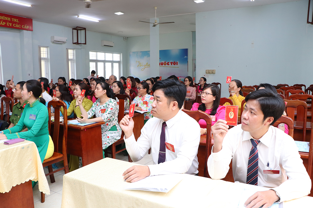 Các đại biểu biểu quyết nhất trí với nội dung chương trình của Đại hội Chi bộ các Cơ quan Đảng khóa I, nhiệm kỳ 2025 - 2030. 