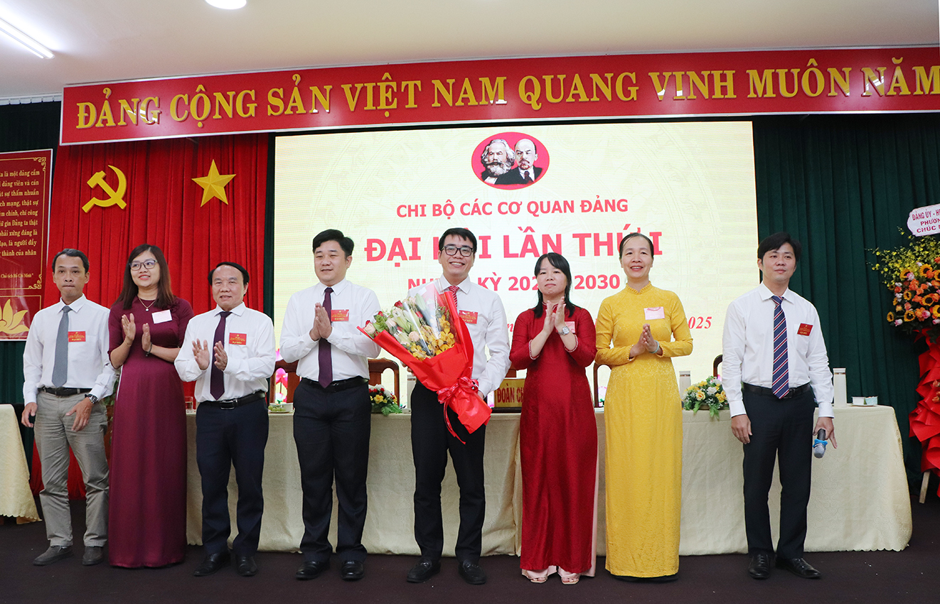 Cấp ủy chi bộ các cơ quan Đảng phường Tam Thắng khóa mới ra mắt Đại hội.
