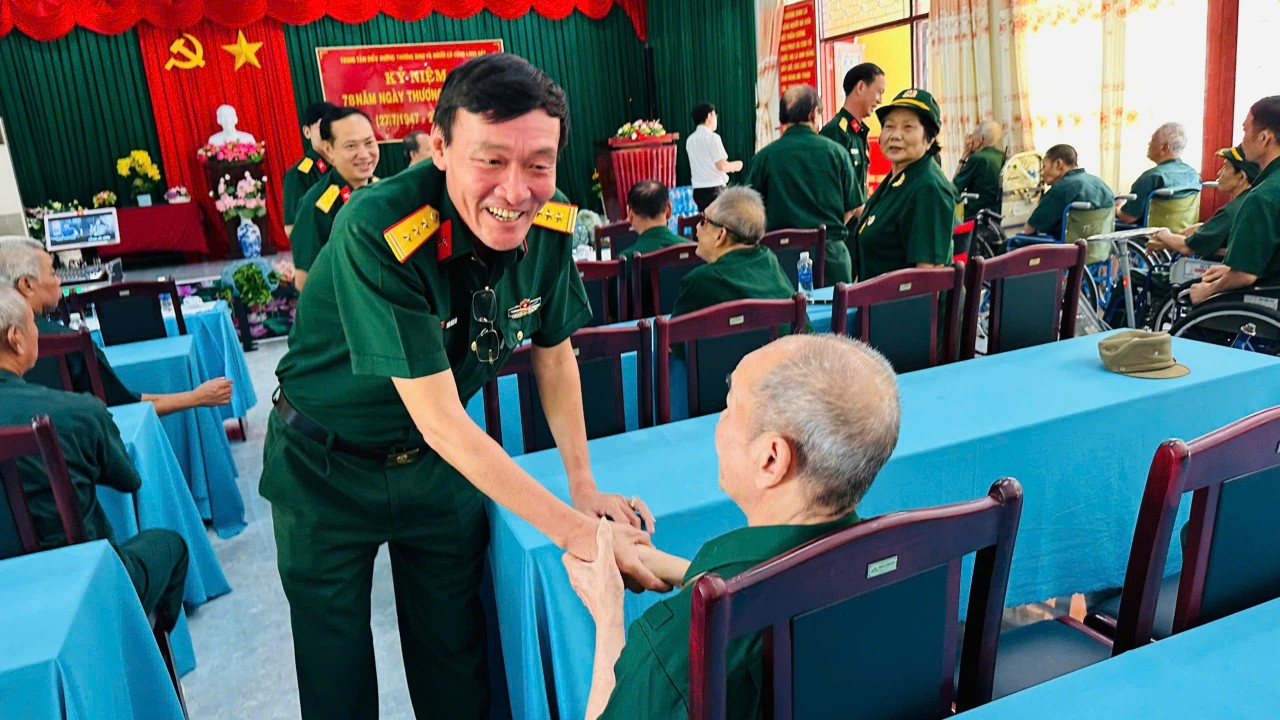 Thượng tá Đoàn Xuân Sơn, Bí thư Đảng ủy, Chính ủy Trung đoàn Minh Đạm thăm hỏi thương, bệnh binh tại Trung tâm.