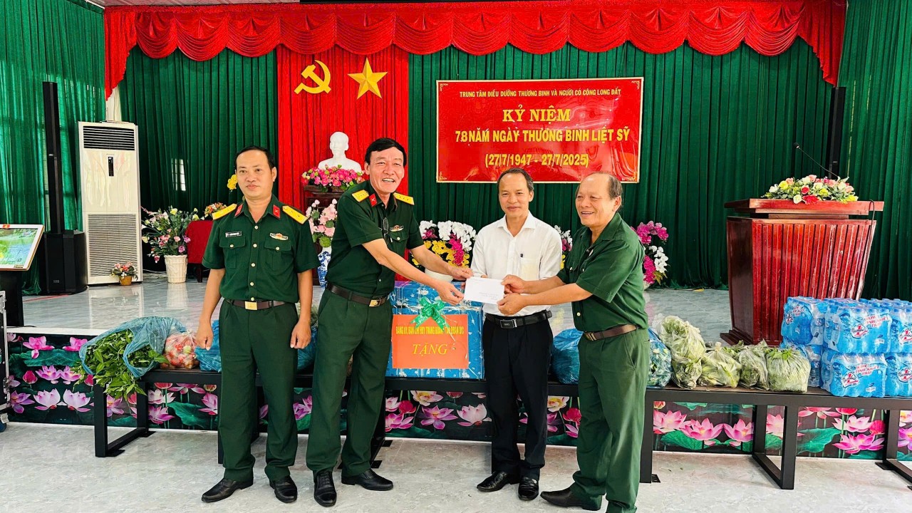 Lãnh đạo Trung đoàn tặng quà cho Trung tâm điều dưỡng thương binh và người có công Long Đất.