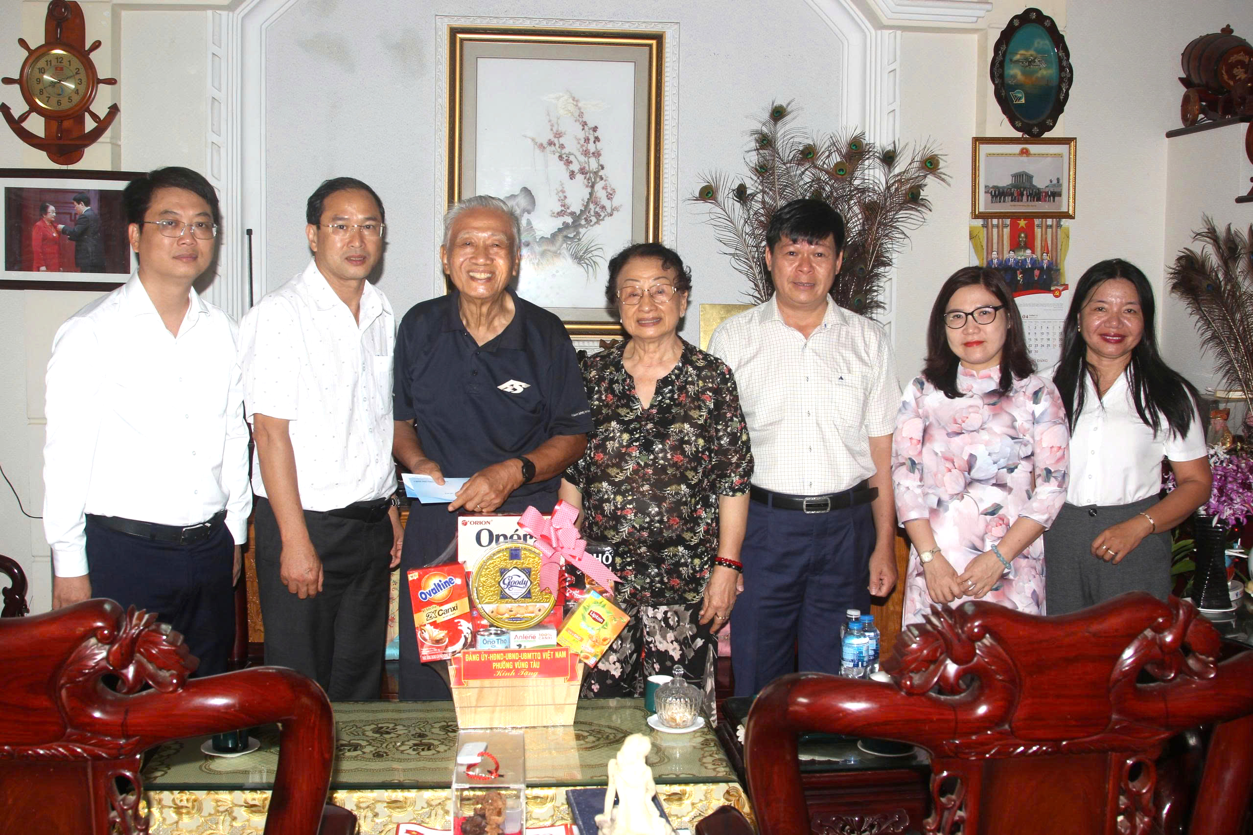 Đồng chí Nguyễn Tấn Bản, Bí thư Đảng ủy, Chủ tịch HĐND phường Vũng Tàu tặng quà chúc mừng đồng chí Trần Văn Khánh, Nguyên Bí thư Tỉnh ủy Bà Rịa - Vũng Tàu, người hoạt động kháng chiến bị địch bắt tù đày, thương binh 2/4.
