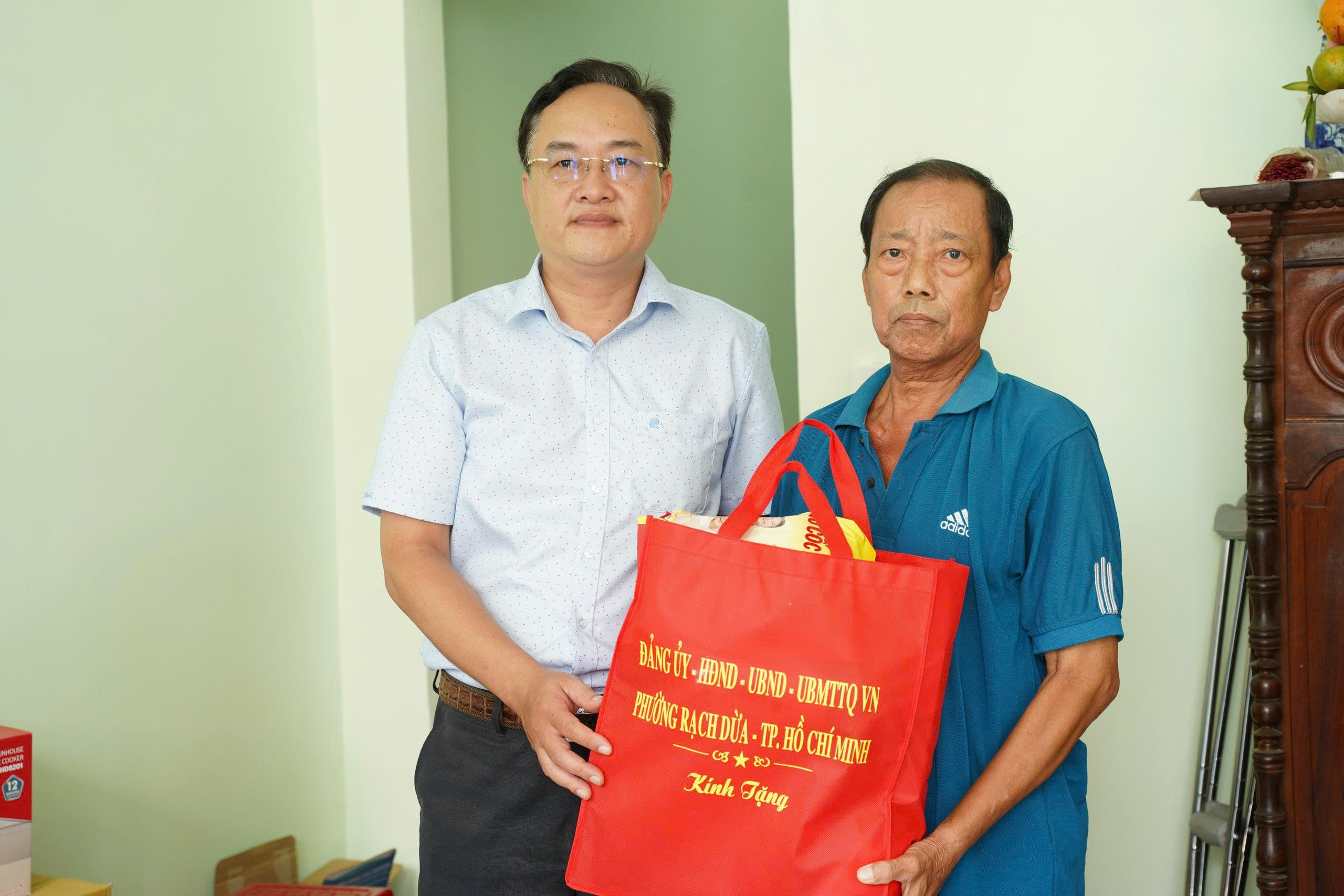 Đại diện UBND phường Rạch Dừa tặng quà cho gia đình ông Trần Văn Hùng.