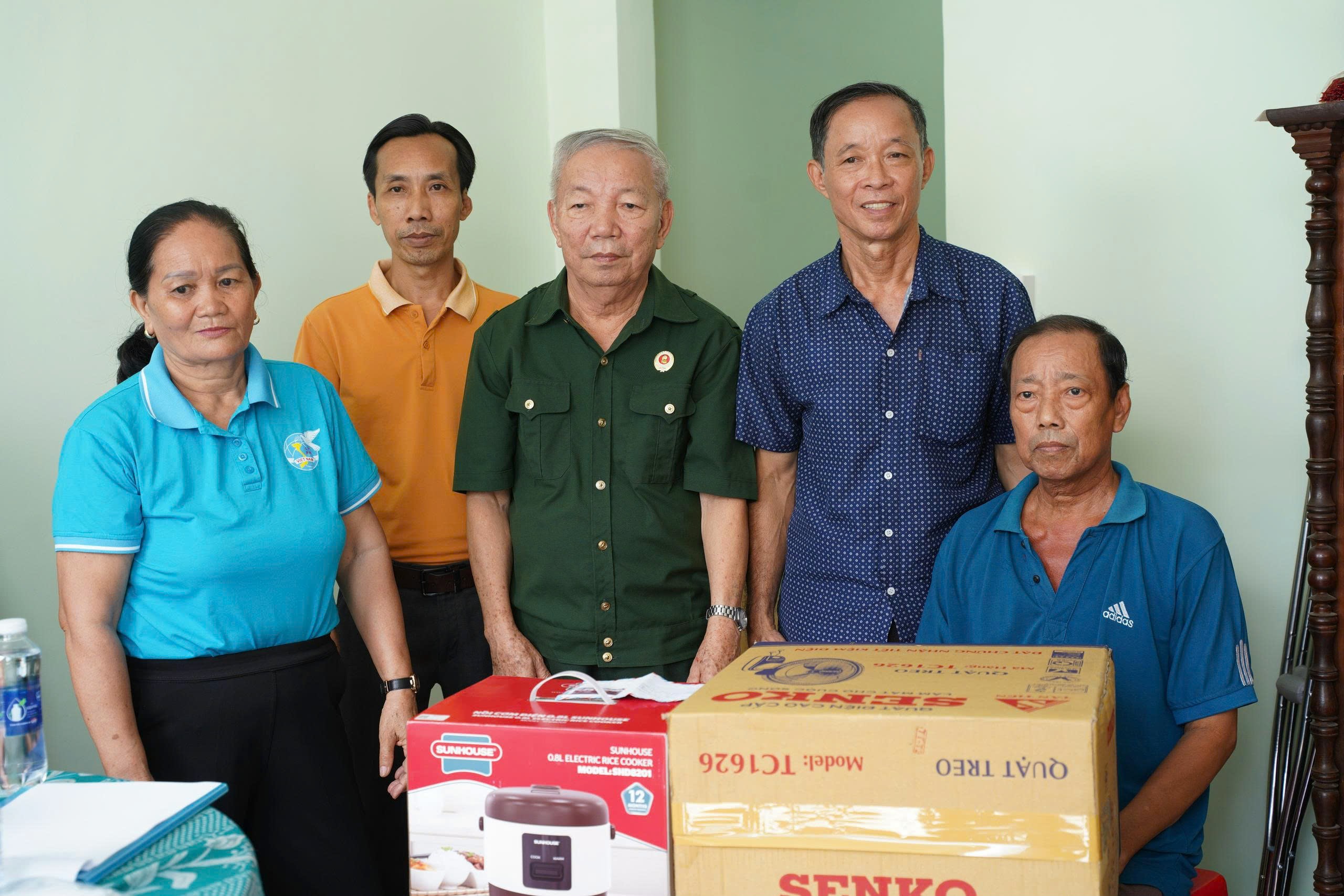 Đại diện các ban, ngành đoàn thể phường Rạch Dừa tặng quà tới gia đình ông Trần Văn Hùng.