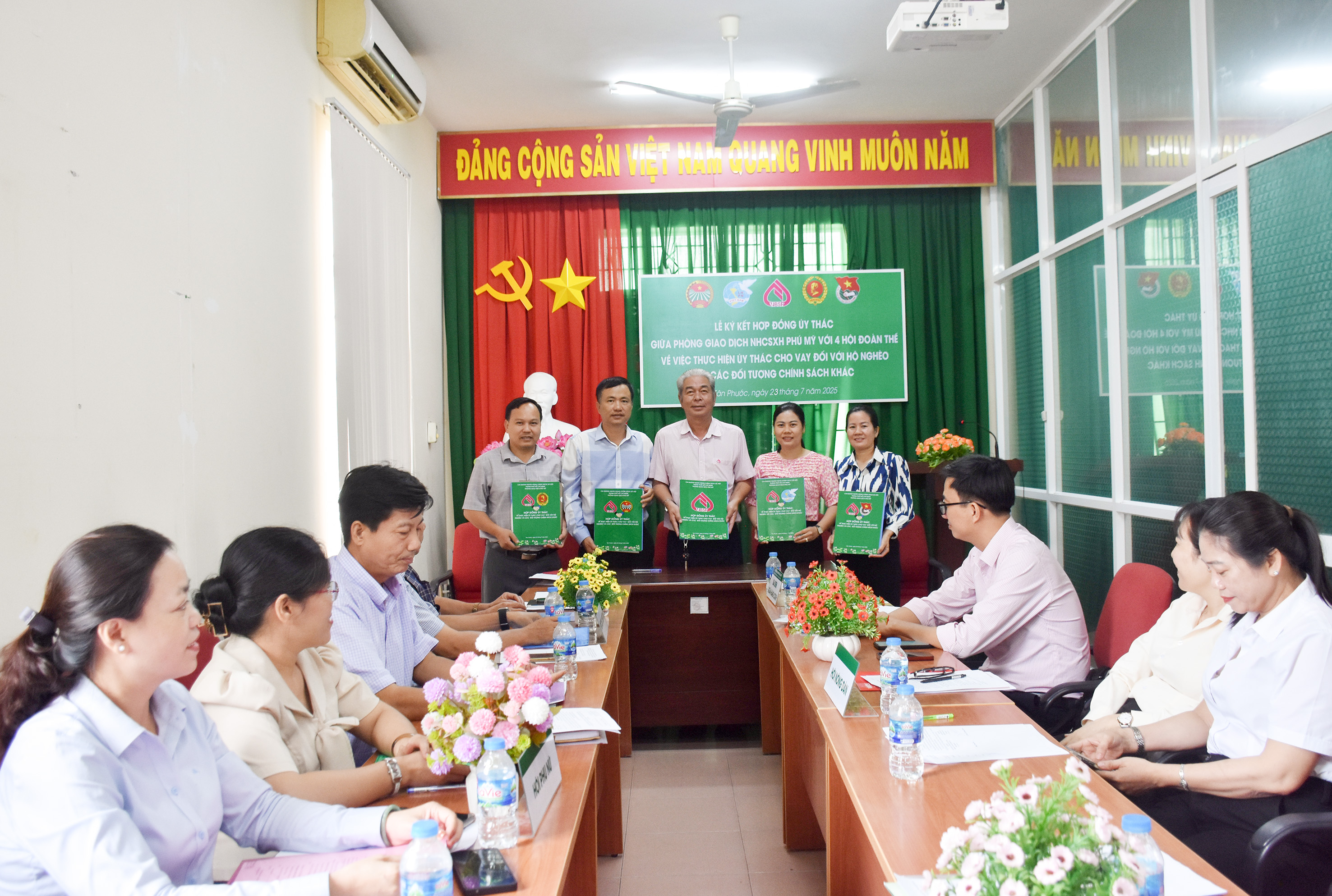 Quang cảnh lễ ký kết.