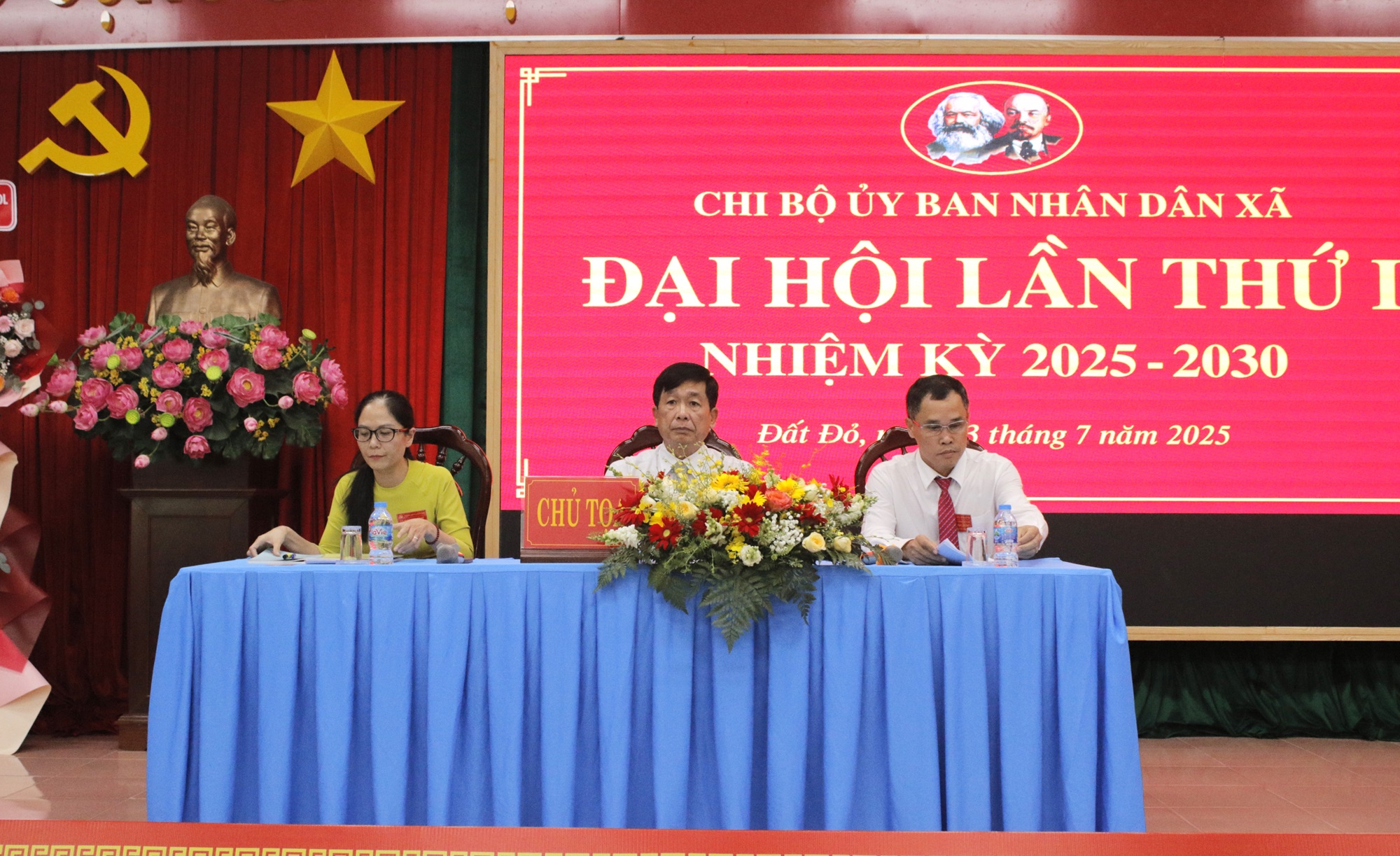 Chủ tọa đại hội.
