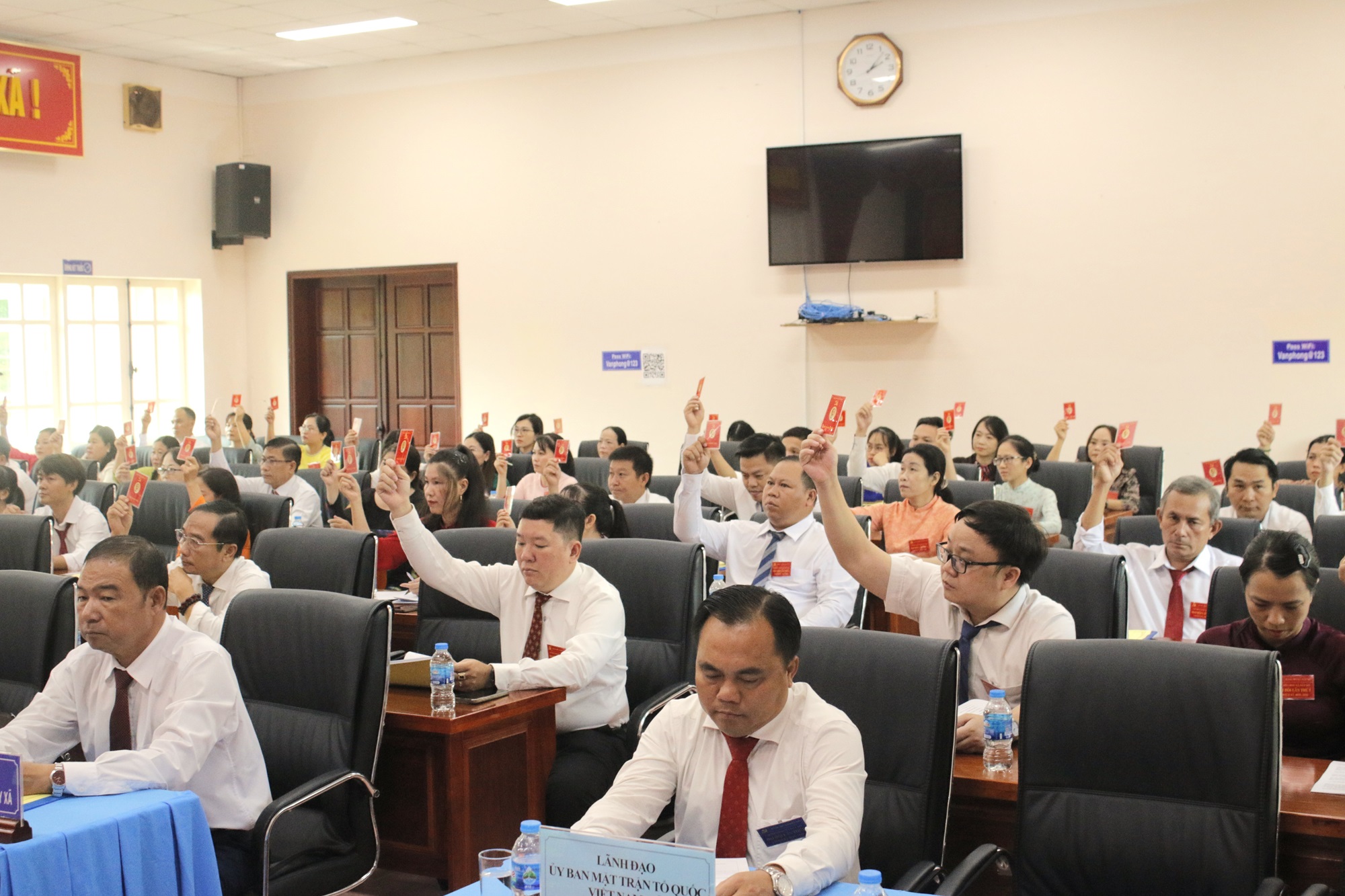 Các đại biểu biểu quyết thông qua Nghị quyết đại hội.