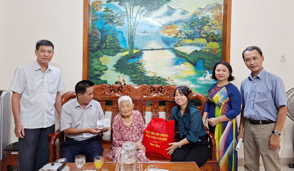 Đoàn do đồng chí Trần Thụy Cẩm Lệ, Bí thư Đảng ủy, Chủ tịch HĐND Phường làm Trưởng đoàn thăm, tặng quà bà Ngô Thị Tư, mẹ liệt sĩ.