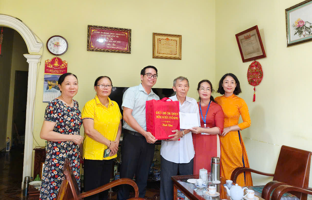 Đồng chí Nguyễn Chí Linh, Phó Bí thư Thường trực Đảng ủy làm Trưởng đoàn, thăm tặng quà gia đình thương binh  Đỗ Thành Danh, thờ cúng Mẹ Việt Nam anh hùng.