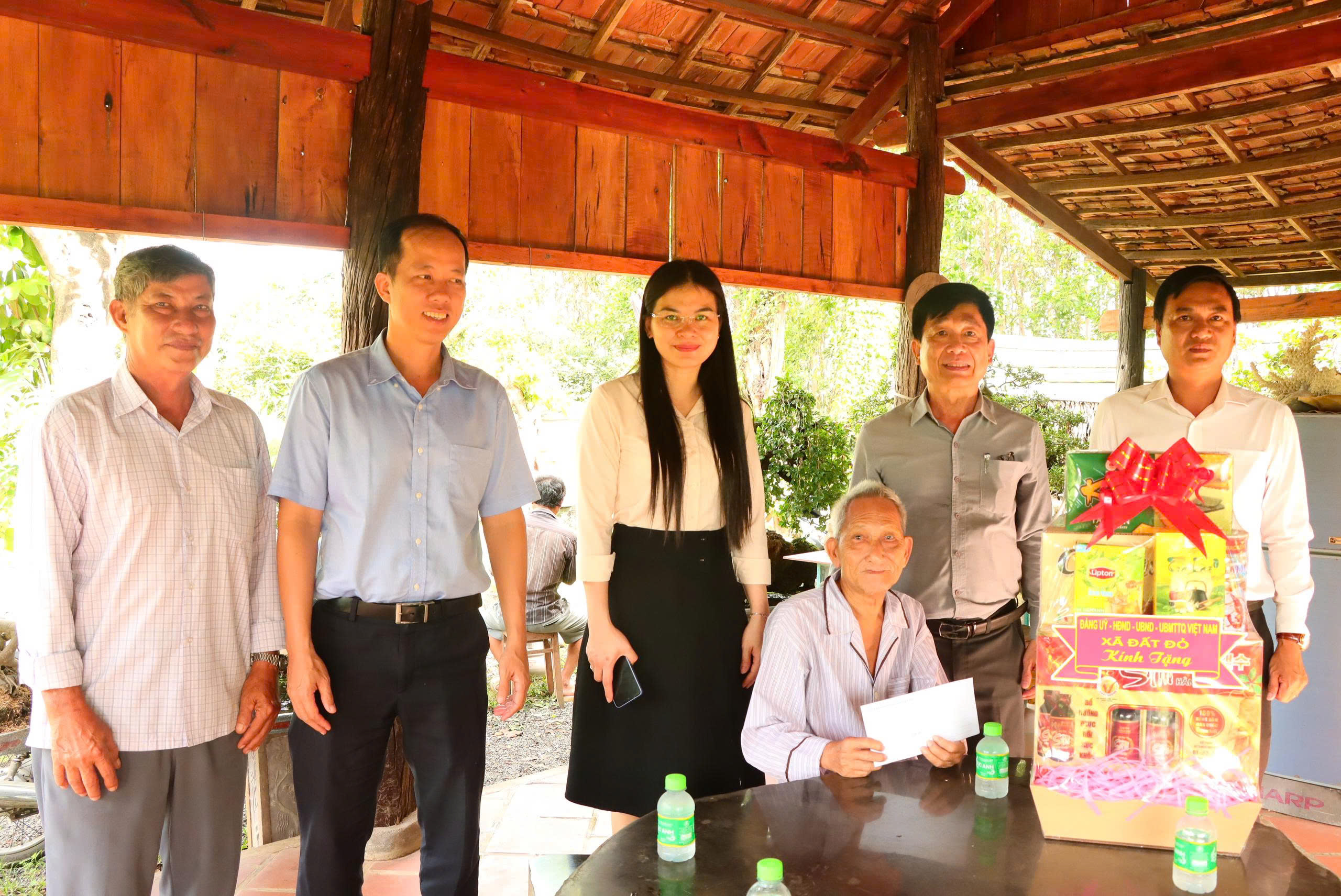 Đồng chí Trần Kim Phúc, Chủ tịch UBND xã Đất Đỏ thăm tặng quà gia đình chính sách.