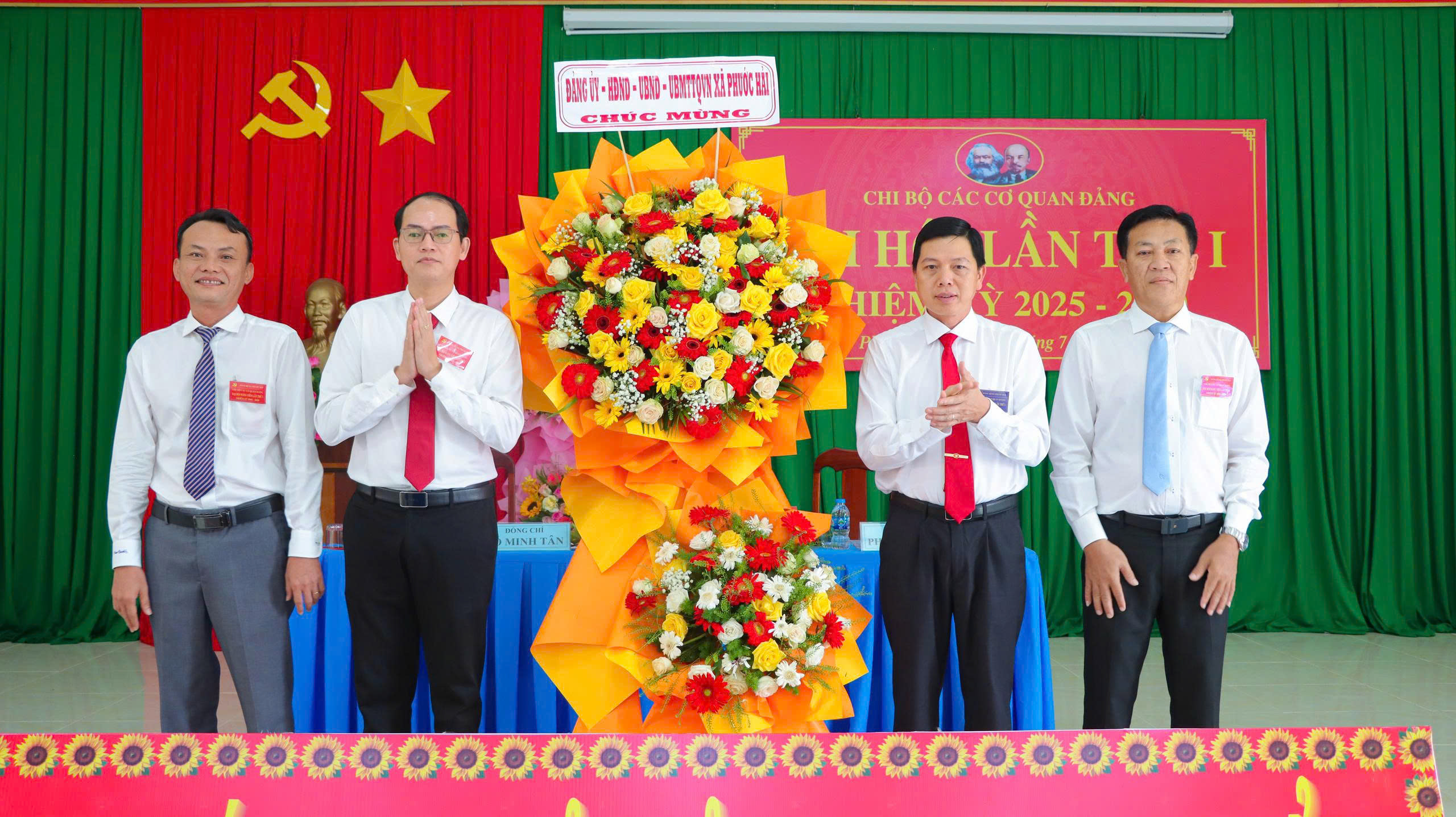 Đồng chí Võ Tài Quốc, Bí thư Đảng ủy xã Phước Hải tặng lẵng hoa của Đảng ủy - HĐND - UBND - UBMTTQ Việt Nam xã Phước Hải chúc mừng đại hội.