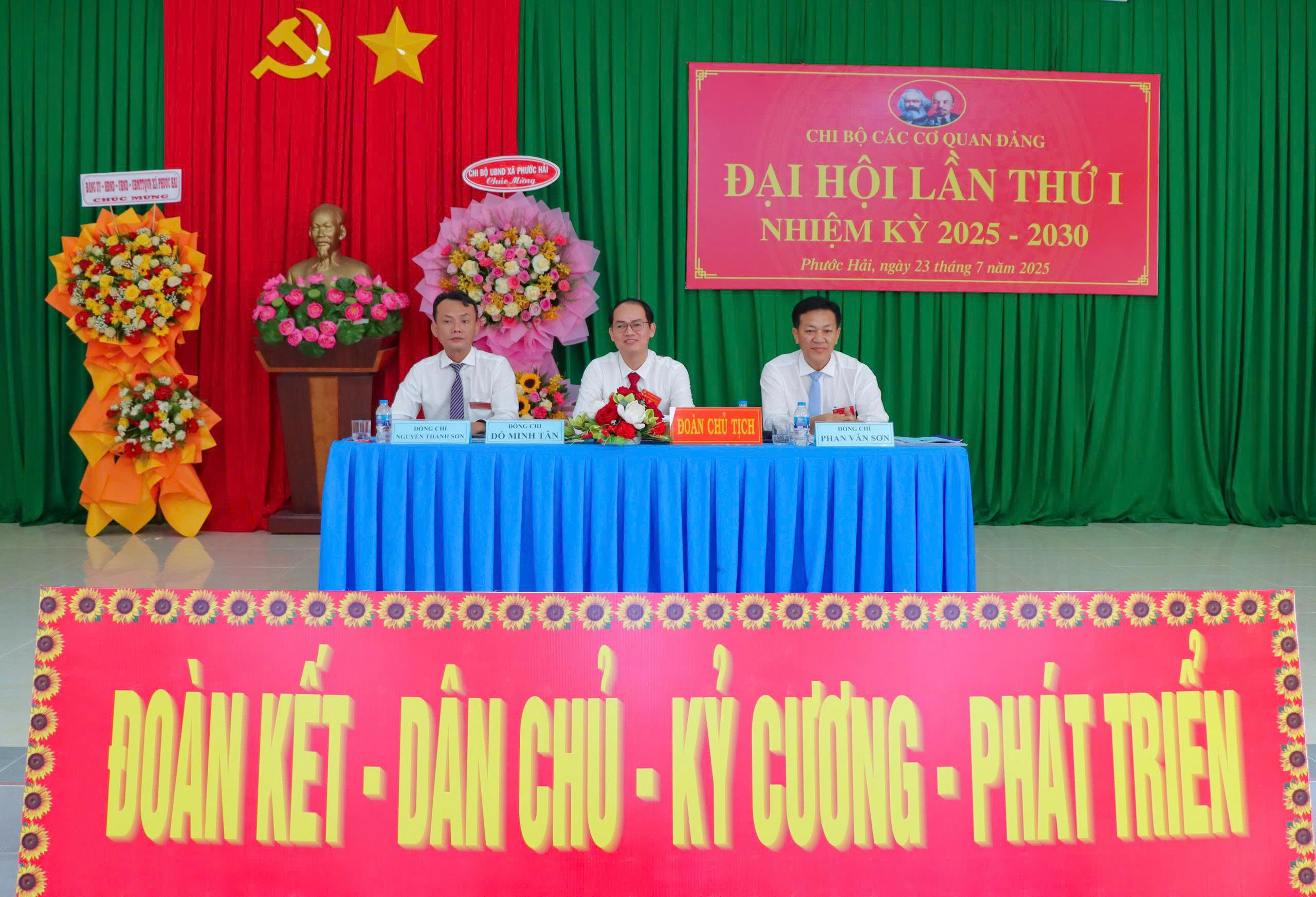Chủ tọa đại hội.