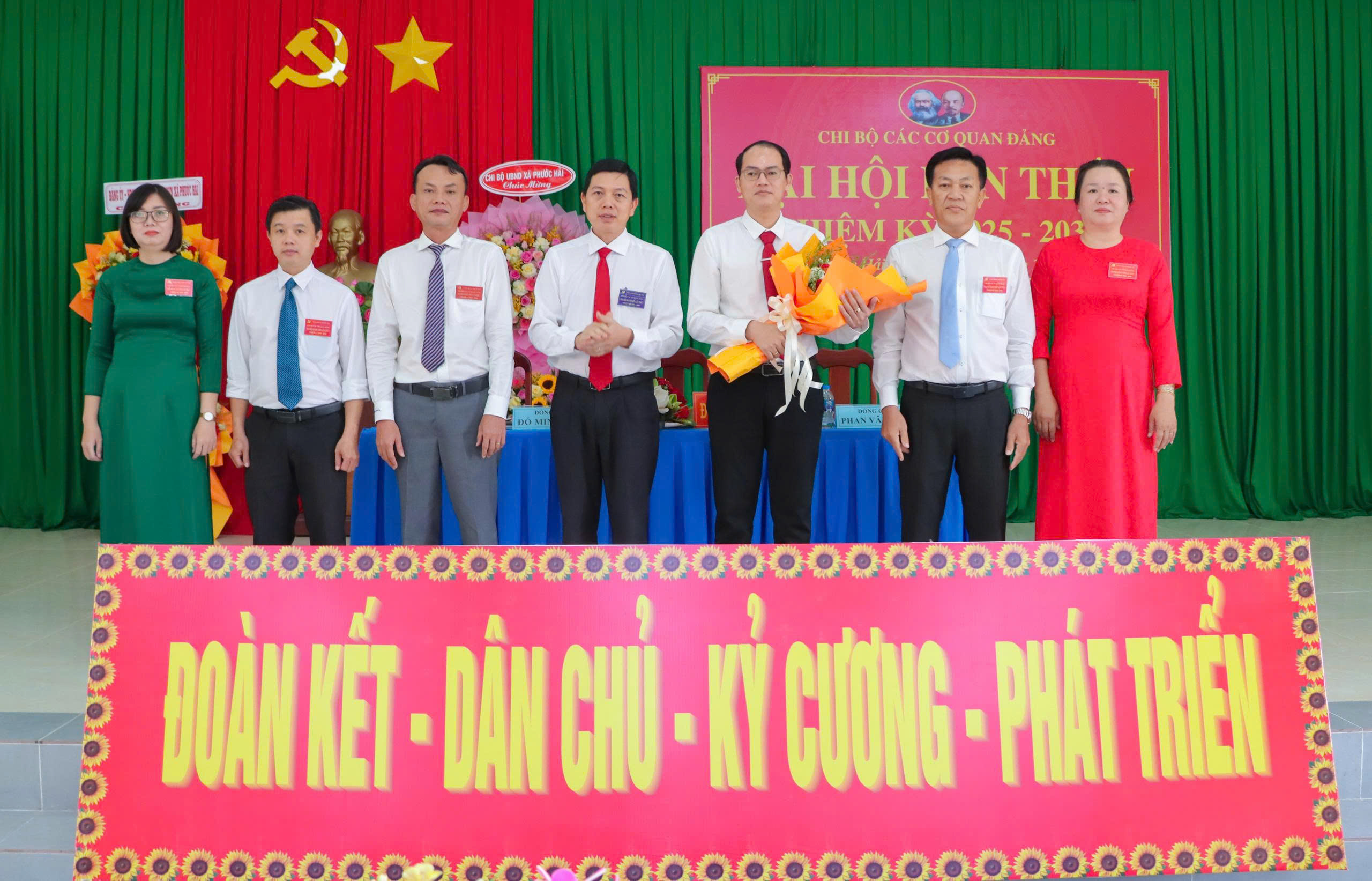 Cấp ủy Chi bộ các cơ quan đảng xã Phước Hải khóa mới ra mắt Đại hội.