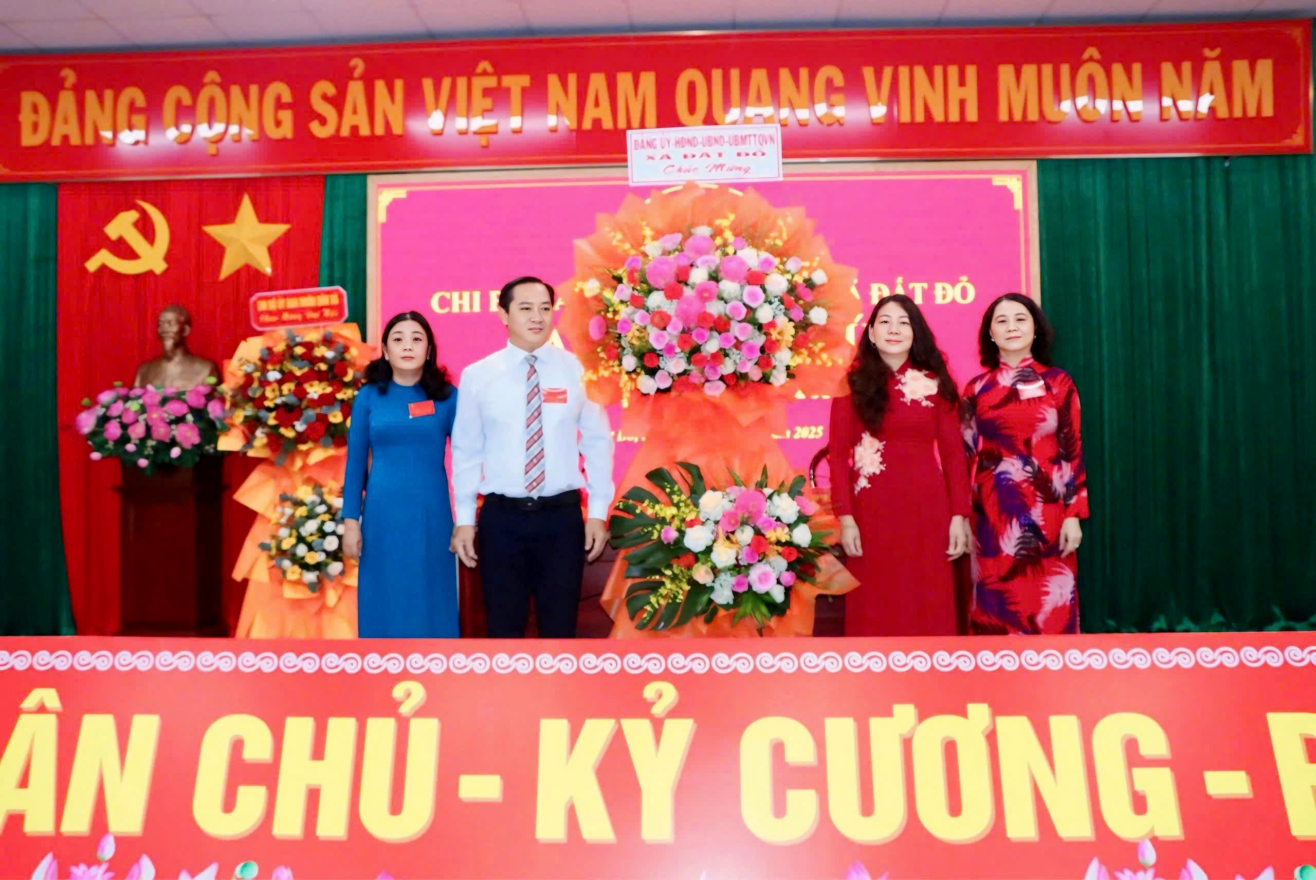 Đồng chí Đỗ Thị Hồng, Bí thư Đảng ủy, Chủ tịch HĐND xã Đất Đỏ tặng lẵng hoa của Đảng ủy - HĐND - UBND - UBMTTQ Việt Nam xã Đất Đỏ chúc mừng đại hội.