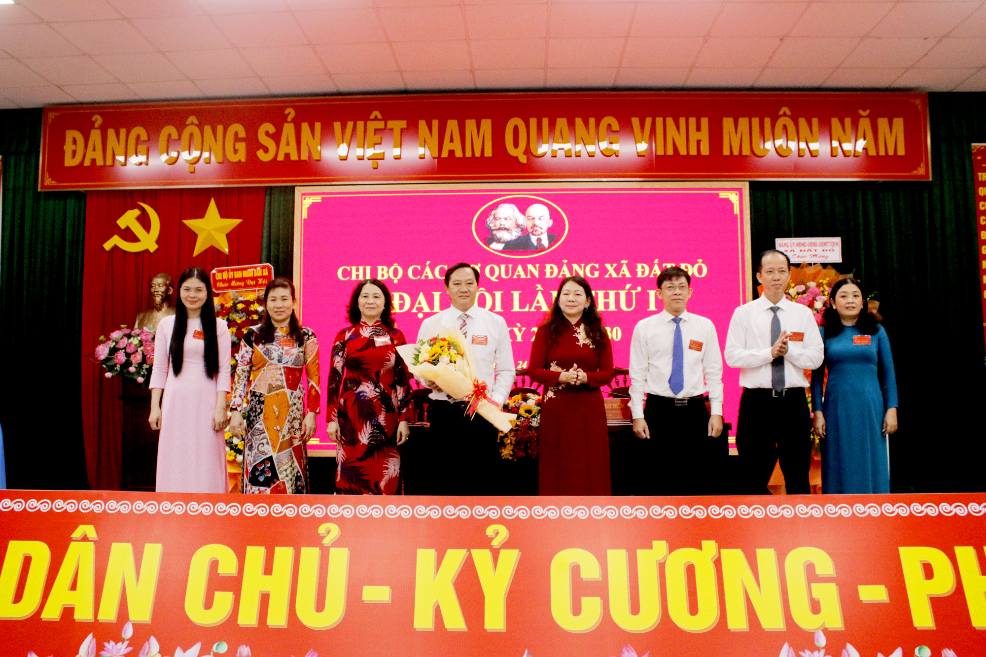 Cấp ủy Chi bộ các cơ quan Đảng xã Đất Đỏ khóa mới ra mắt Đại hội.