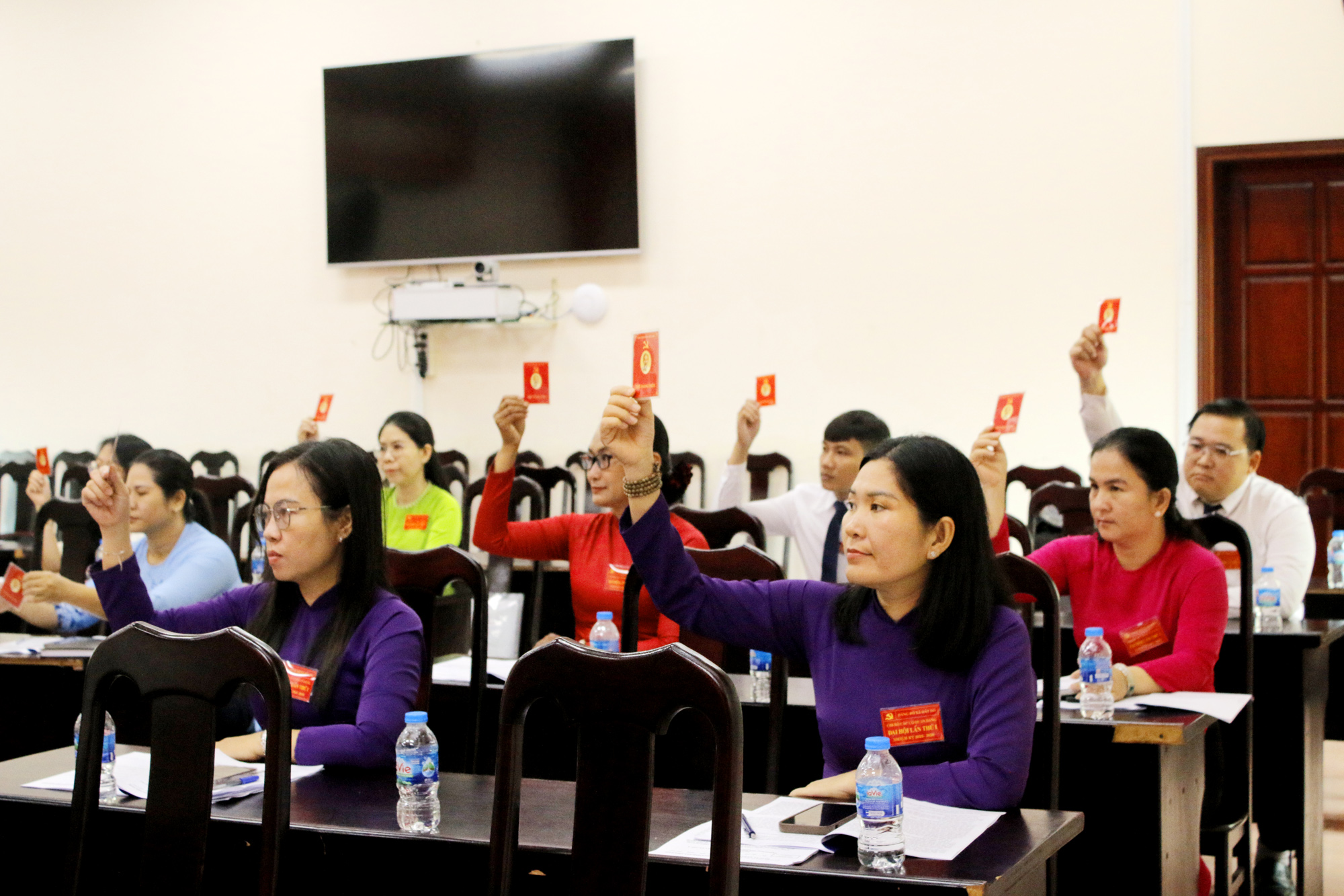 Các đại biểu biểu quyết thông qua Nghị quyết đại hội.