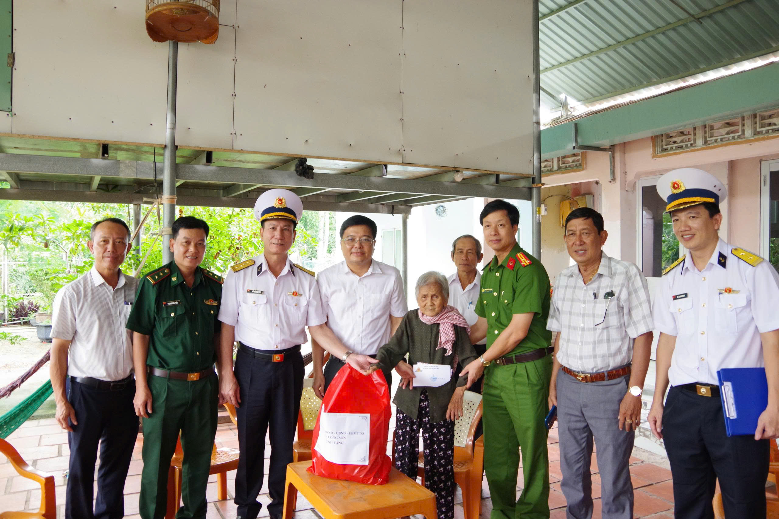 Ông Nguyễn Tấn Cường, Bí thư Đảng ủy, Chủ tịch HĐND xã Long Sơn thăm, tặng quà 
