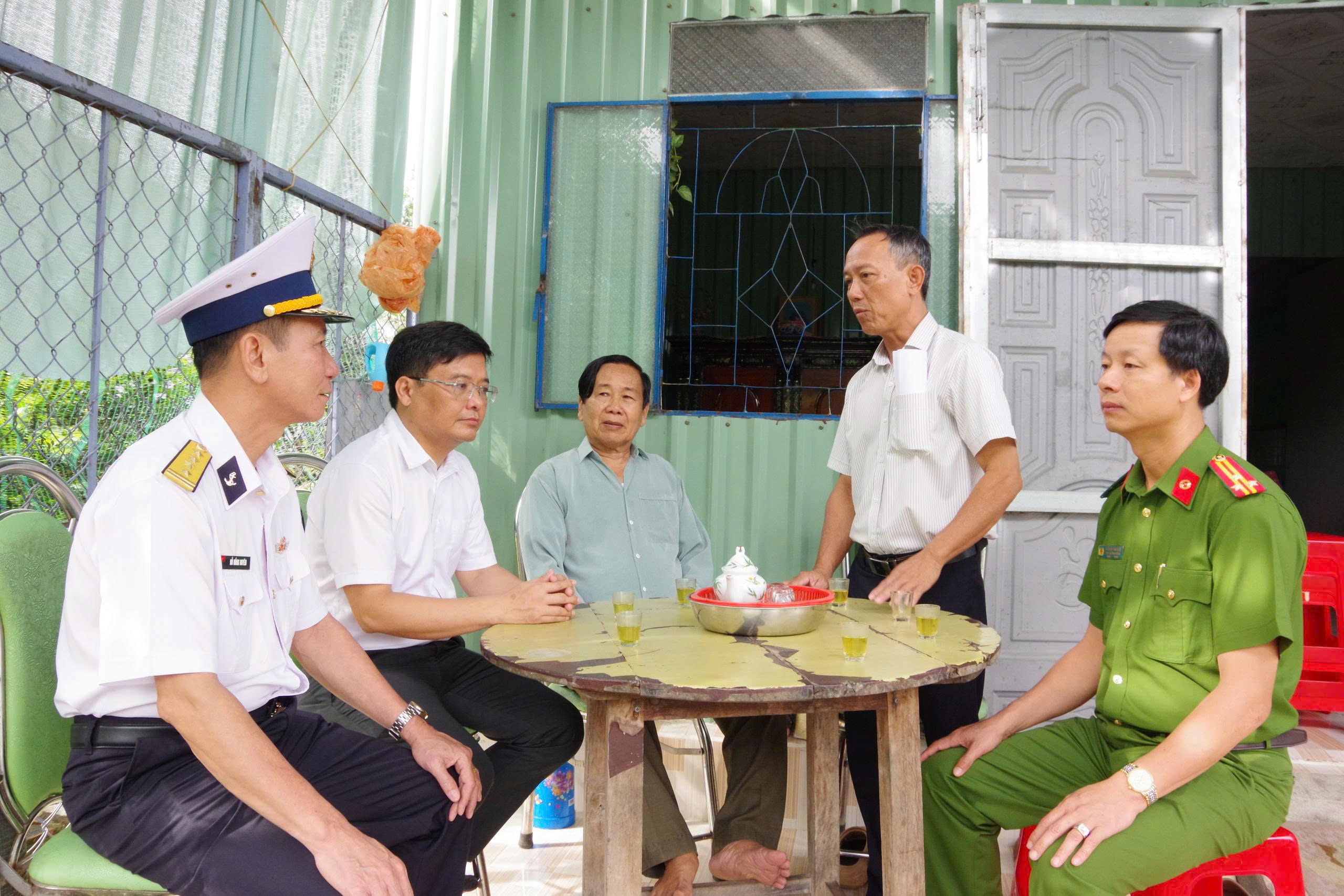 Ông Nguyễn Tấn Cường, Bí thư Đảng ủy, Chủ tịch HĐND xã Long Sơn thăm hỏi ông Nguyễn Văn Leo, thương binh sinh sống tại thôn 3, xã Long Sơn.