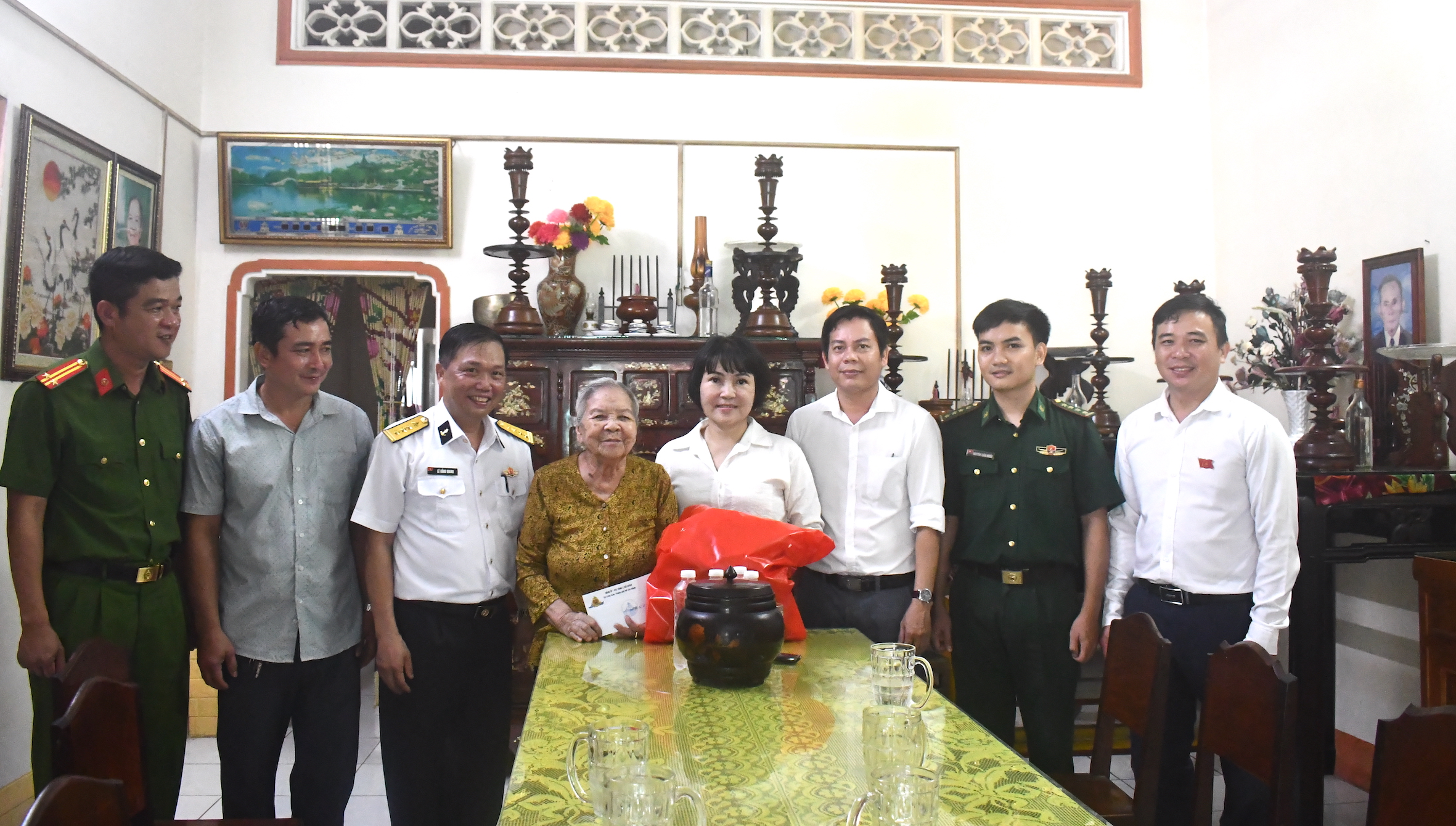 Bà Mai Ngọc Oanh, Phó Bí thư Thường trực Đảng ủy xã Long Sơn thăm, tặng quà gia đình bà Lê Thị Sáu, người có công với cách mạng.