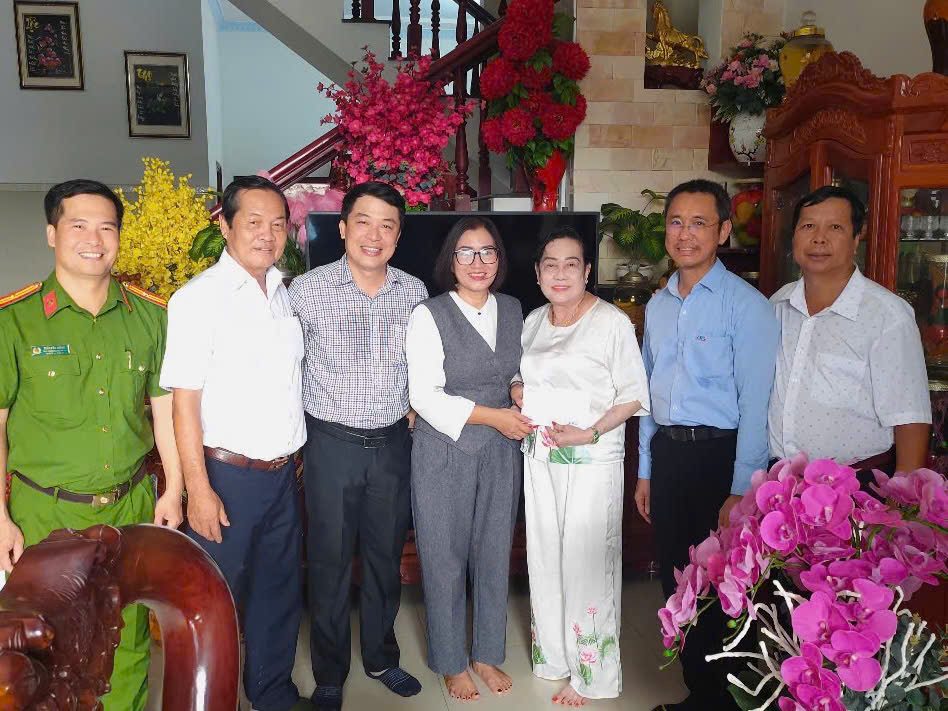 Đoàn do bà Bùi Thị Thu Hương, Phó Chủ tịch UBND xã Long Sơn thăm, tặng quà 