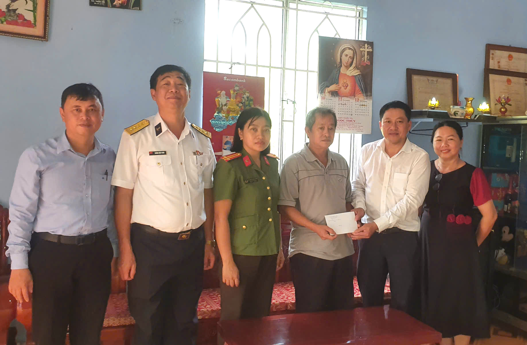 Đoàn do ông Huỳnh Xuân Hòa, Chủ tịch UBMTTQ Việt Nam xã Long Sơn thăm, tặng quà thương binh Nguyễn Văn Lùng.