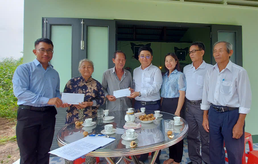 Ông Võ Văn Lập, Phó Chủ tịch UBMTTQ Việt Nam, Chủ tịch Hội đồng Nông dân xã Long Sơn thăm, tặng quà 