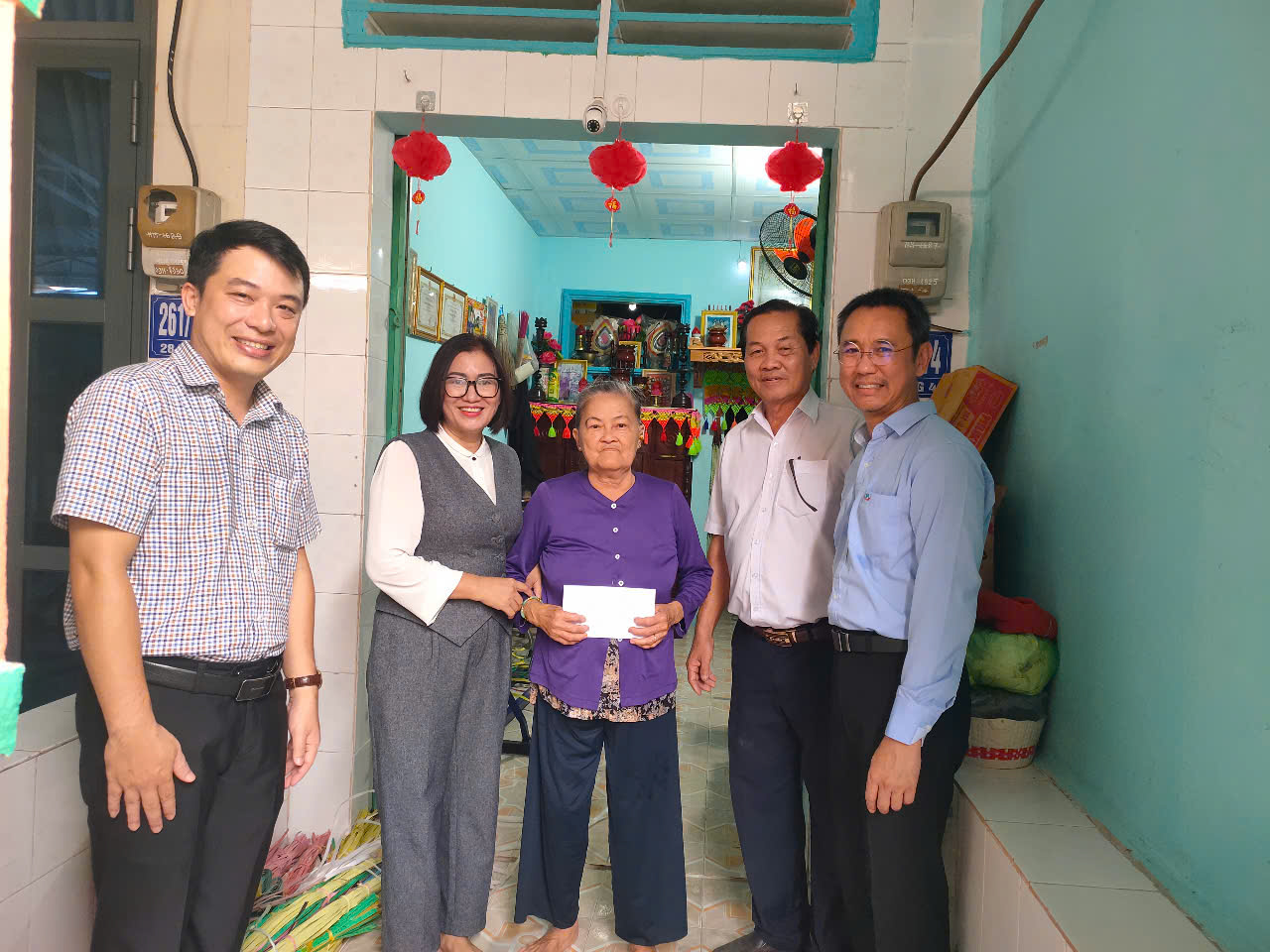 Đoàn do bà Bùi Thị Thu Hương, Phó Chủ tịch UBND xã Long Sơn thăm, tặng quà bà Phạm Thị Chót.