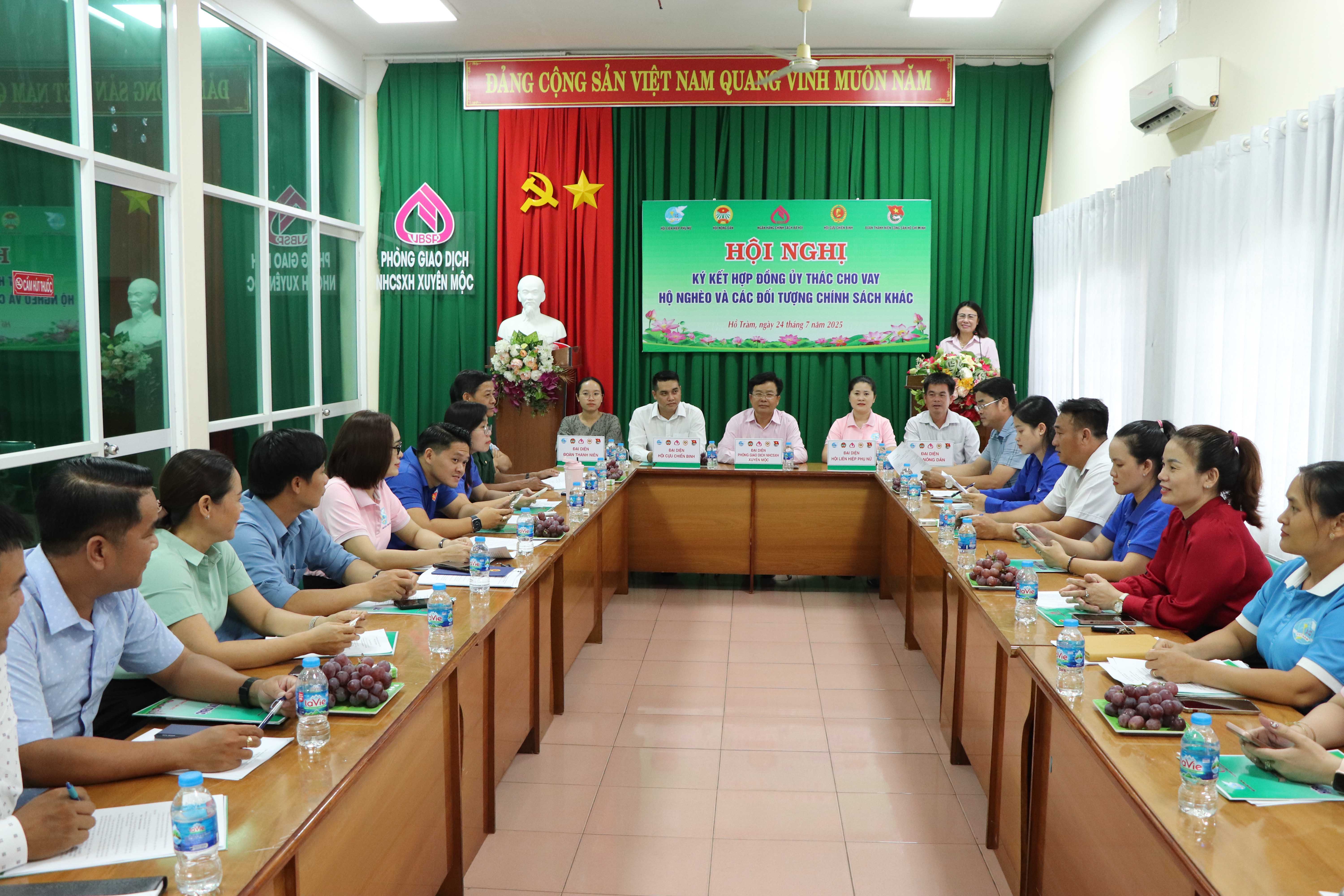 Lễ ký kết hợp đồng ủy thác giữa Phòng giao dịch NHCSXH Xuyên Mộc với các hội, đoàn thể.
