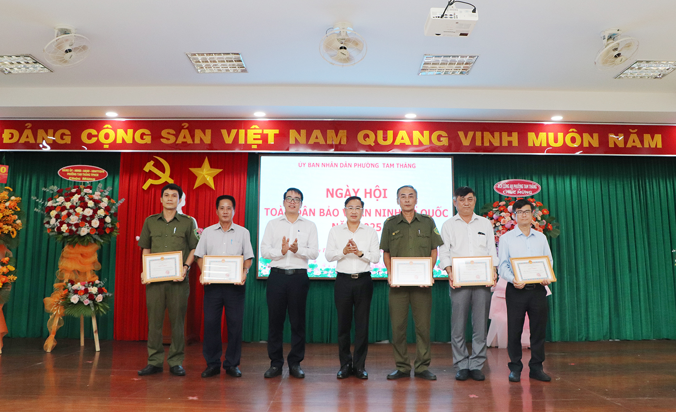 Các đồng chí: Nguyễn Chí Linh, Phó Bí thư Thường trực Đảng ủy; Lê Xuân Tú, Phó Bí thư Đảng ủy, Chủ tịch UBND phường khen thưởng các tập thể.