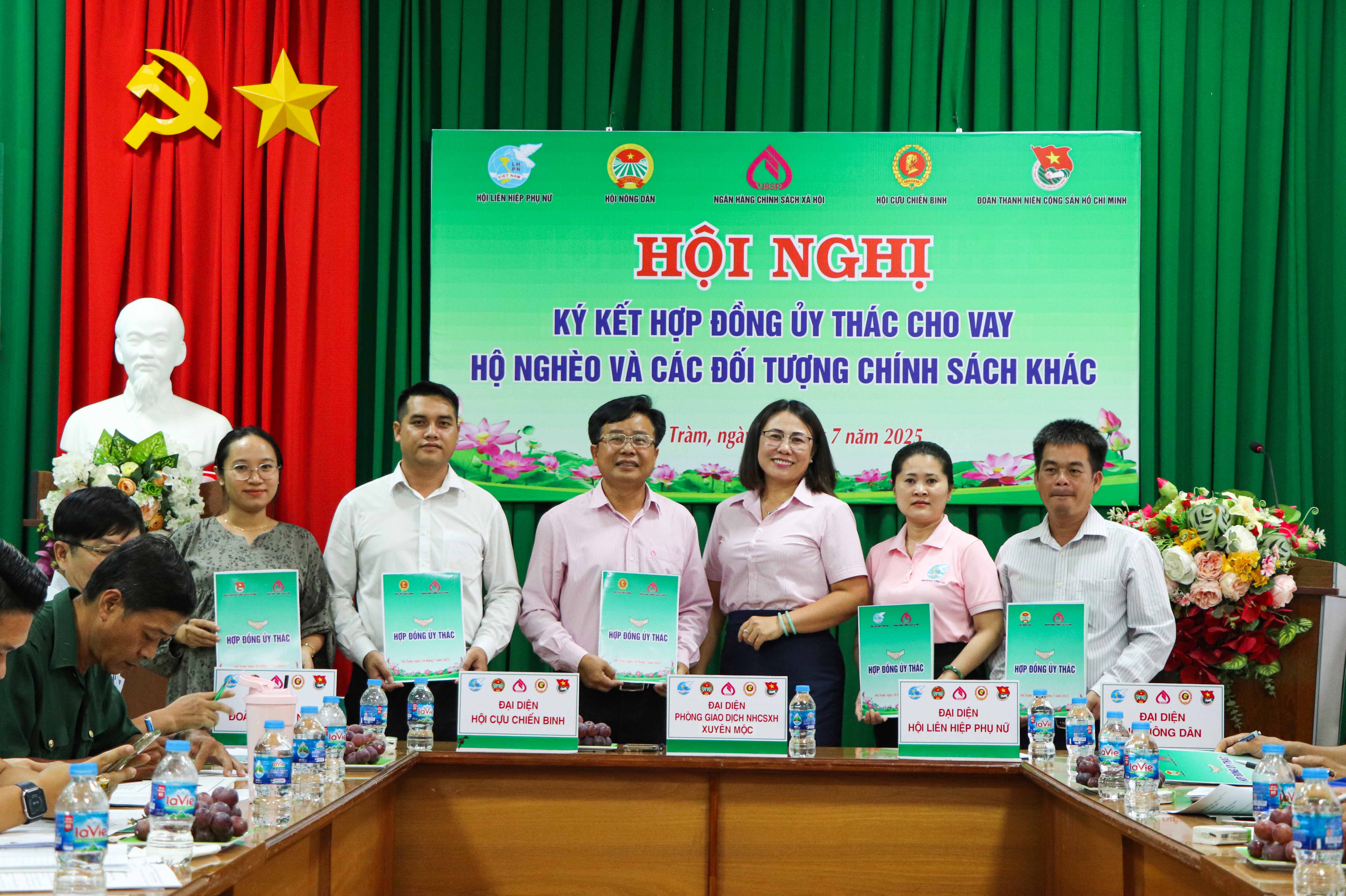 Phòng giao dịch NHCSXH Xuyên Mộc ký kết hợp đồng ủy thác với các hội, đoàn thể.