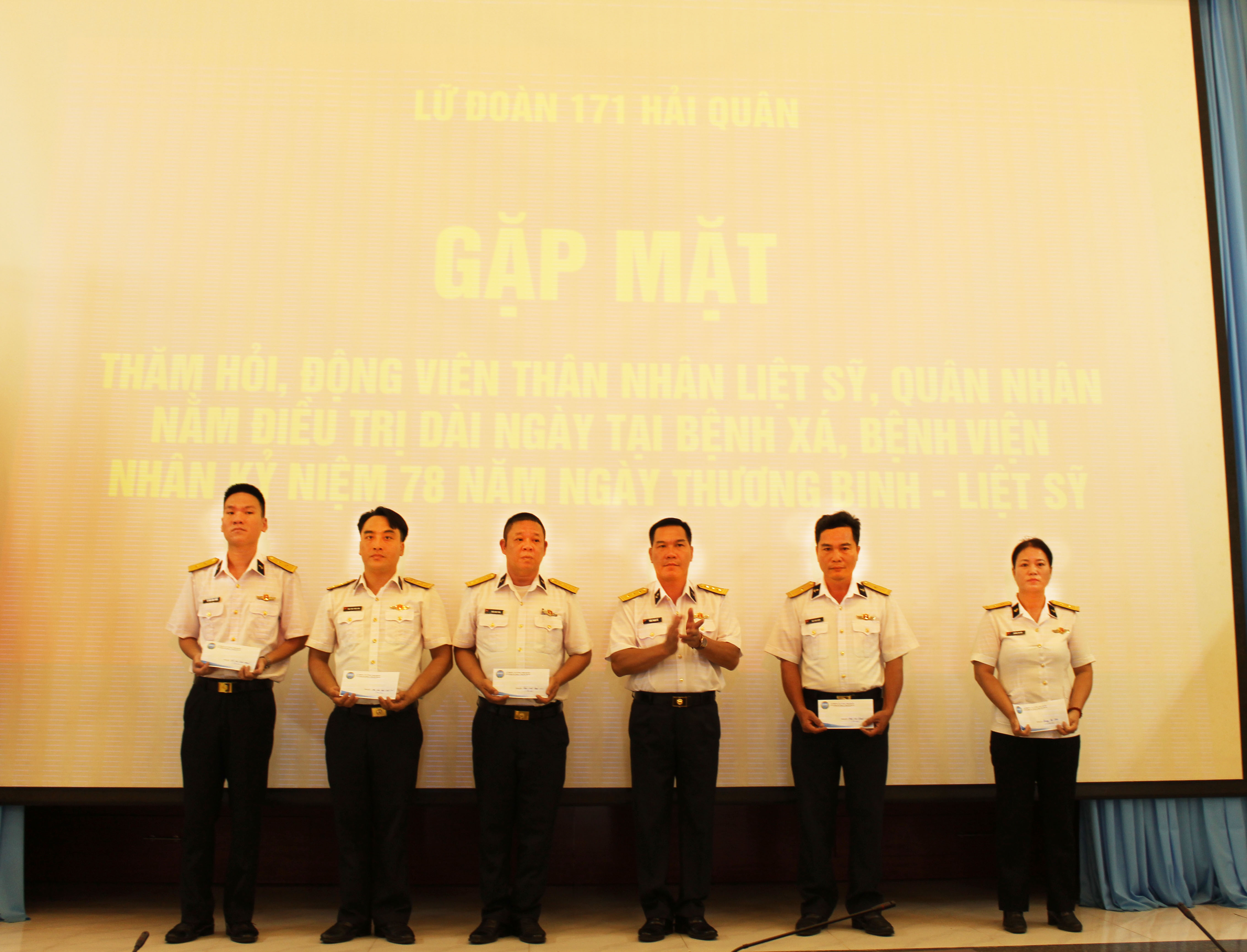 Thủ trưởng Lữ đoàn trao quà cho các gia đình có công với cách mạng.