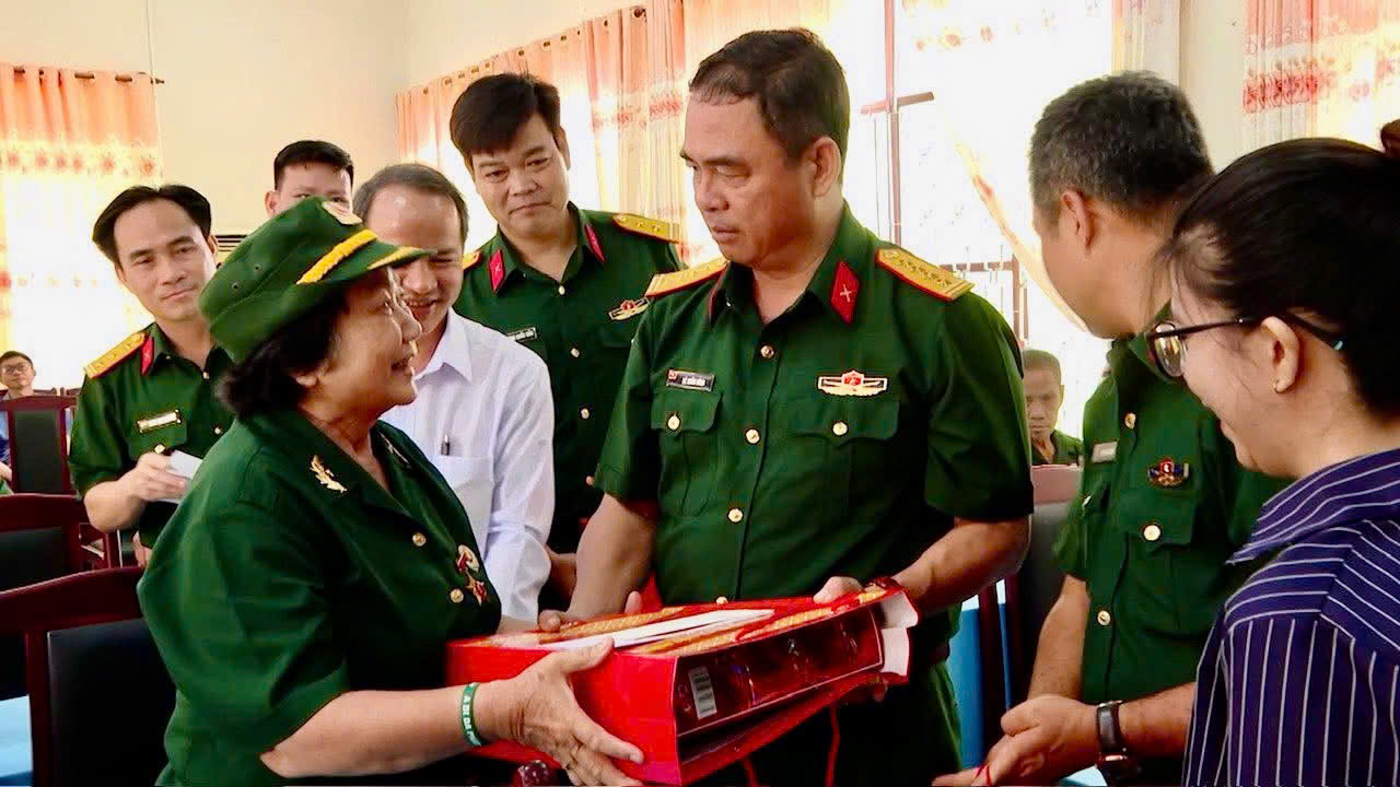 Đại tá Lê Xuân Bình, Phó Tư lệnh kiêm Tham mưu Trưởng Quân khuthăm hỏi, động viên, tặng quà các thương binh tại Trung tâm điều dưỡng Thương binh và người có công Long Đất.
