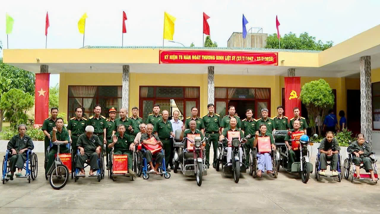 Đoàn tới thăm, tặng quà, chụp ảnh lưu niệm tại thăm hỏi, động viên, tặng quà các thương binh tại Trung tâm điều dưỡng Thương binh và người có công Long Đất.