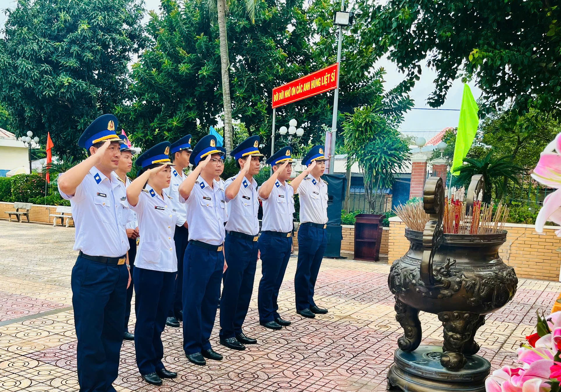 Cán bộ, chiến sĩ BTL Vùng CSB 3 dâng hương tưởng nhớ các Anh hùng Liệt sĩ tại Đài tưởng niệm Liệt sĩ Cầu Cỏ May