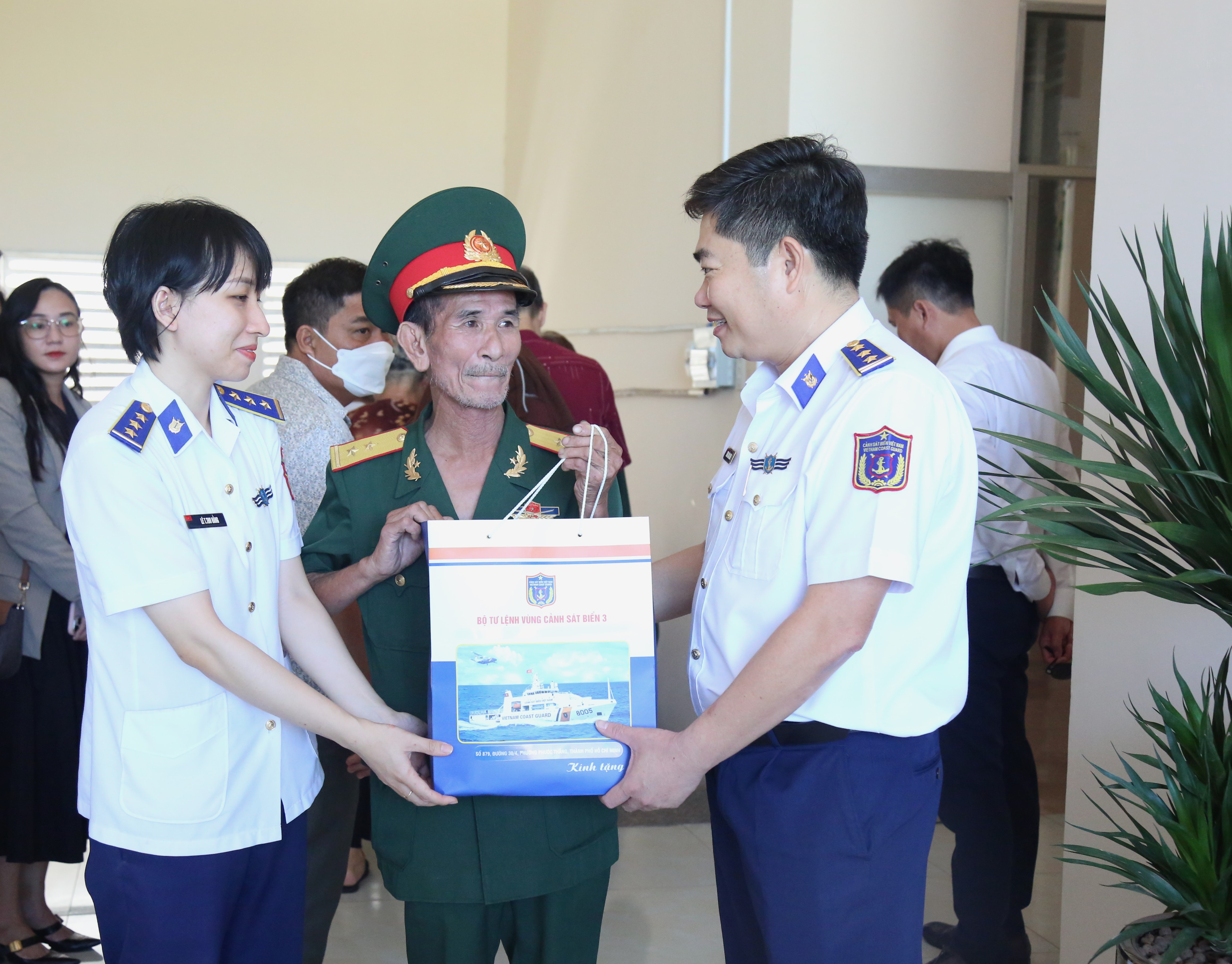 Cán bộ, chiến sĩ đơn vị thăm hỏi, động viên và tặng quà gia đình thương binh Đặng Văn Lễ.