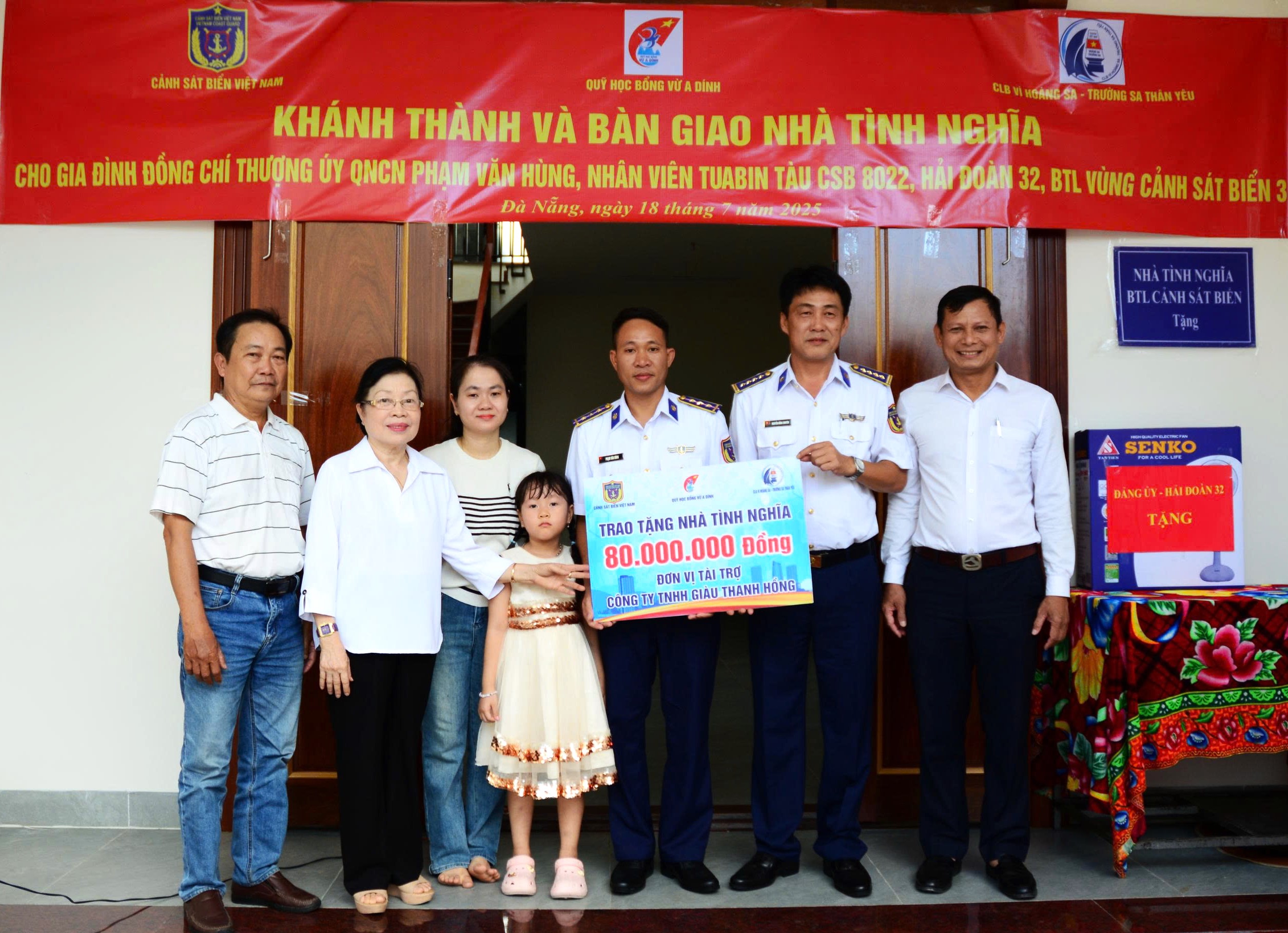 Đại diện cấp ủy, chỉ huy Hải đoàn 32 trao tặng quà tình nghĩa cho Thượng úy QNCN Phạm Văn Hùng.
